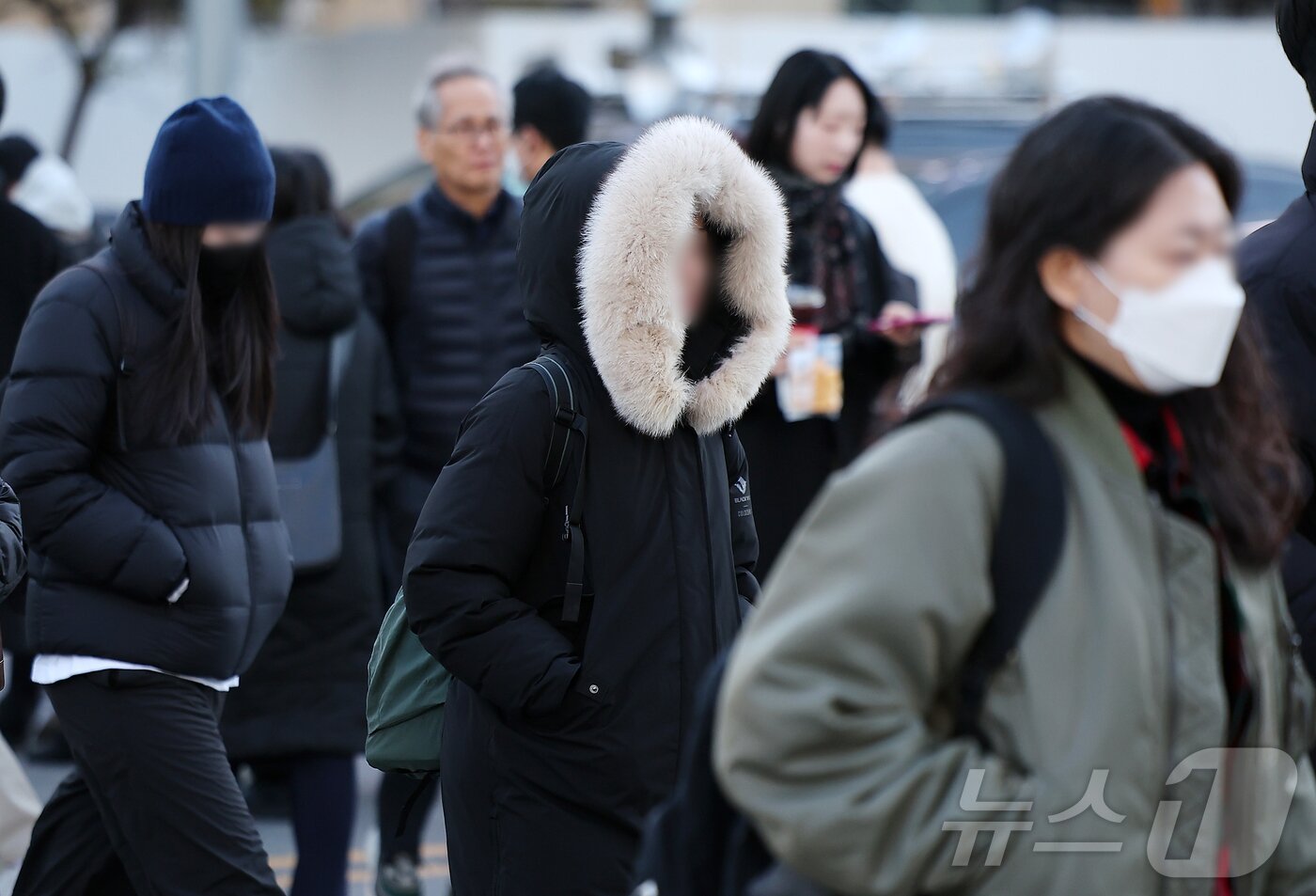 본문 이미지 - 아침 기온이 전날보다 5~10도 가량 큰 폭으로 떨어져 추운 날씨를 보인 18일 오전 서울 종로구 광화문네거리에서 두터운 옷차림을 시민들이 발걸음을 옮기고 있다. 2025.11.18/뉴스1 ⓒ News1 김진환 기자