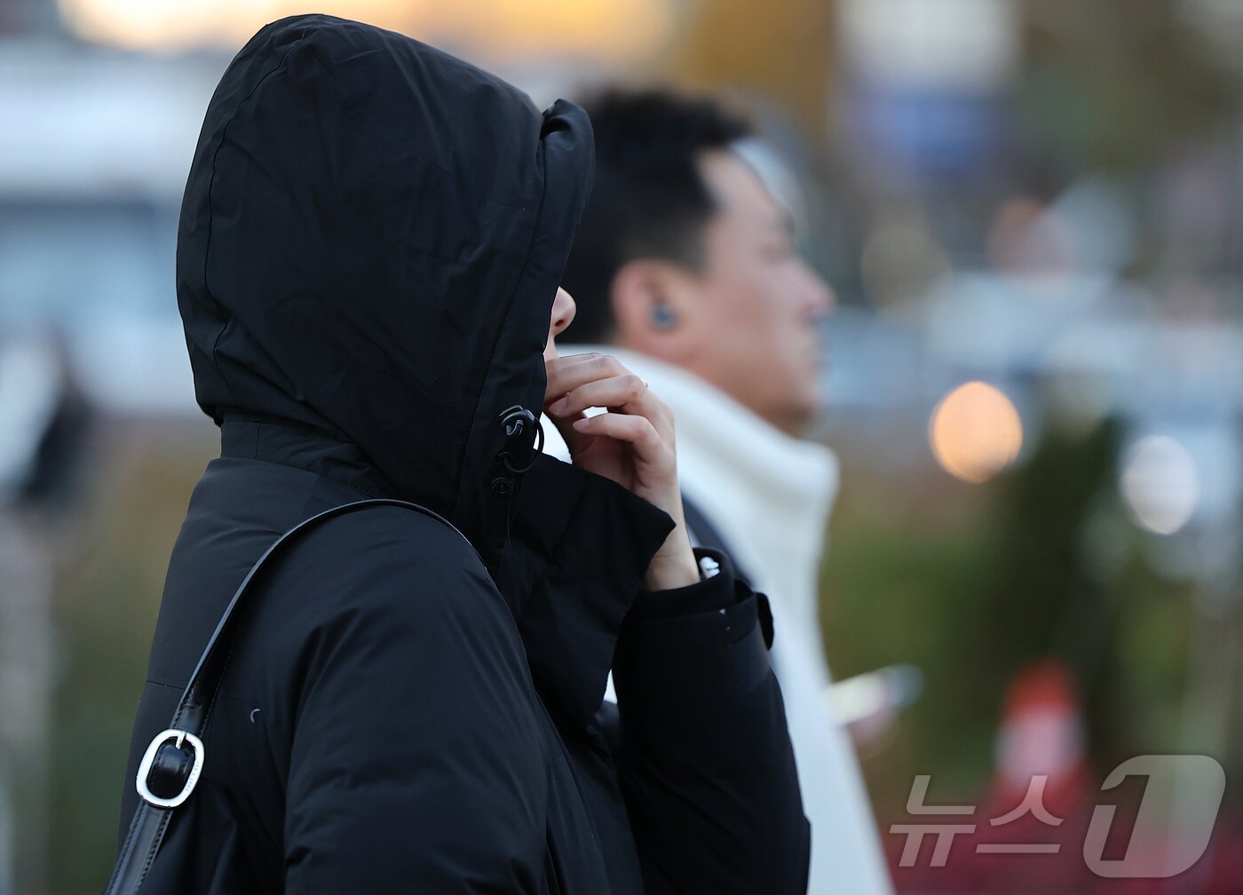 본문 이미지 - 아침 기온이 전날보다 5~10도 가량 큰 폭으로 떨어져 추운 날씨를 보인 18일 오전 서울 종로구 광화문네거리에서 두터운 옷차림을 한 시민이 발걸음을 옮기고 있다. 2025.11.18/뉴스1 ⓒ News1 김진환 기자