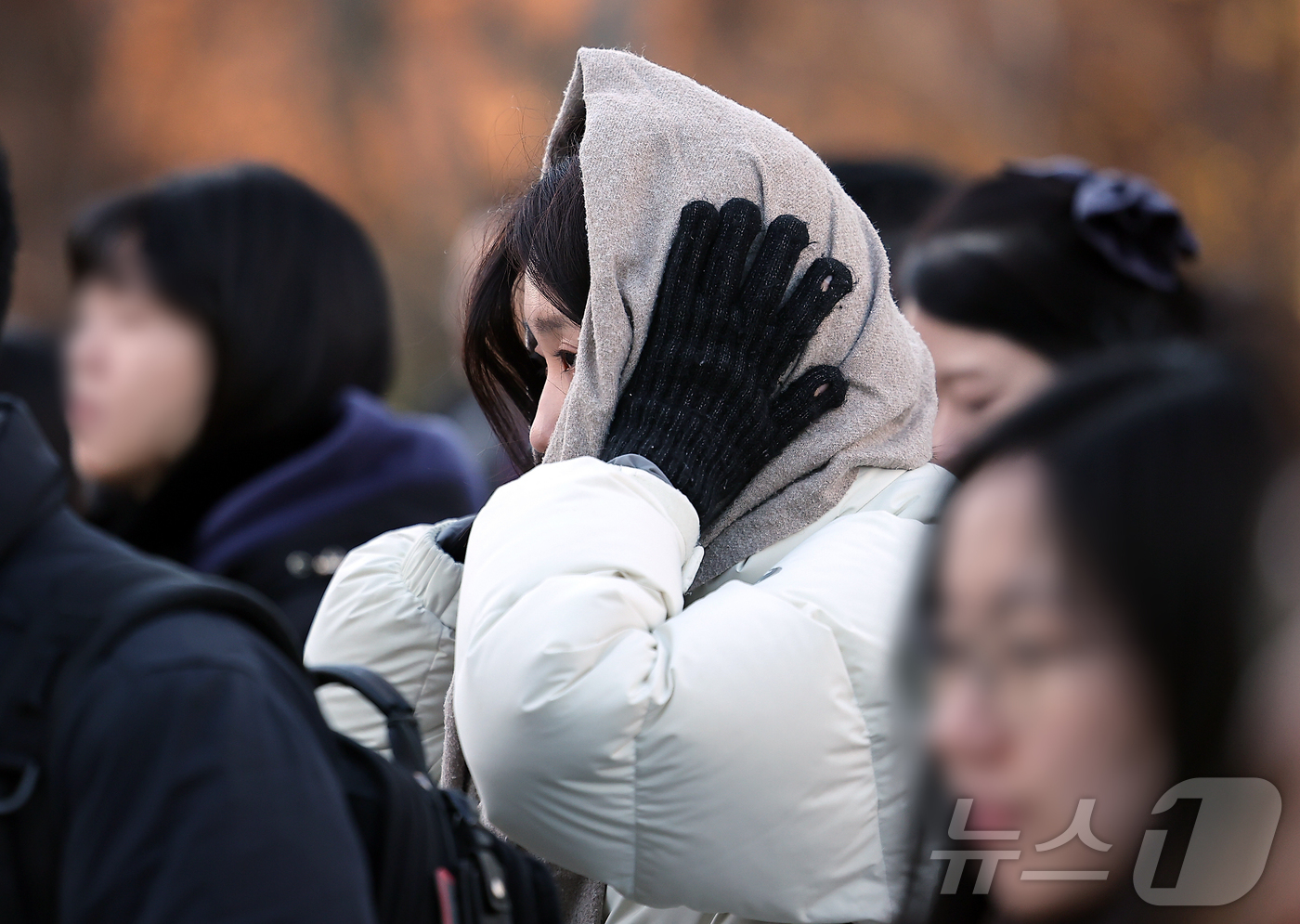 (서울=뉴스1) 김진환 기자 = 아침 기온이 전날보다 5~10도 가량 큰 폭으로 떨어져 추운 날씨를 보인 18일 오전 서울 종로구 광화문네거리에서 두터운 옷차림을 한 시민이 발걸음 …