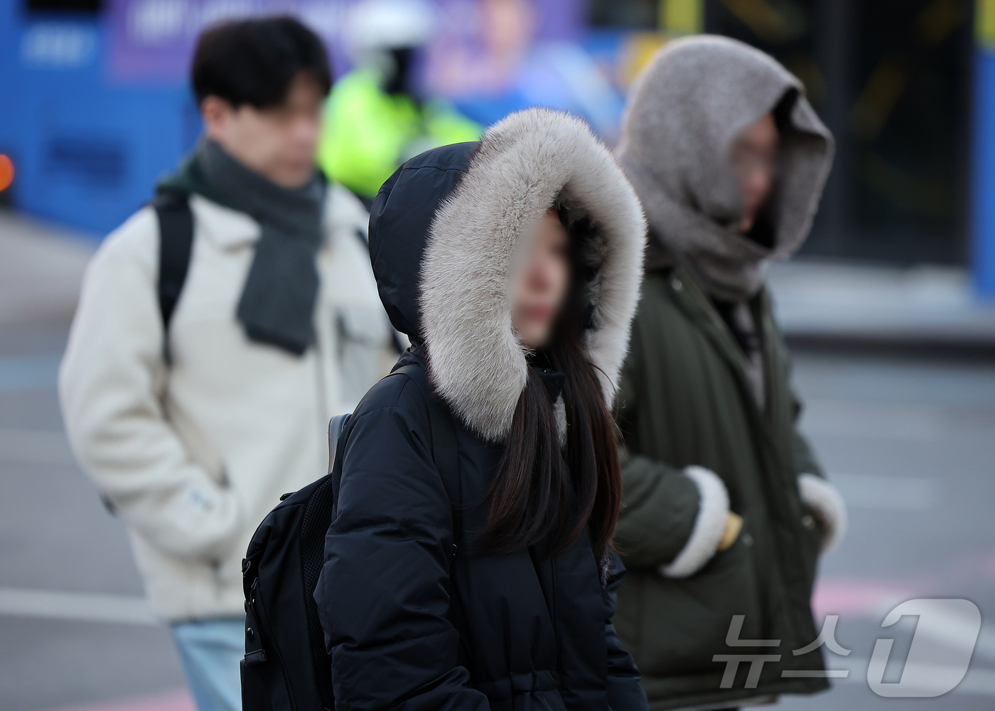 (서울=뉴스1) 김진환 기자 = 아침 기온이 전날보다 5~10도 가량 큰 폭으로 떨어져 추운 날씨를 보인 18일 오전 서울 종로구 광화문네거리에서 두터운 옷차림을 시민들이 발걸음을 …