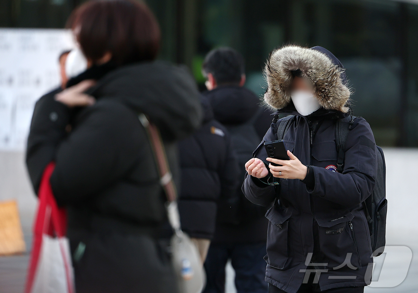 (서울=뉴스1) 김진환 기자 = 아침 기온이 전날보다 5~10도 가량 큰 폭으로 떨어져 추운 날씨를 보인 18일 오전 서울 종로구 광화문네거리에서 두터운 옷차림을 시민들이 발걸음을 …