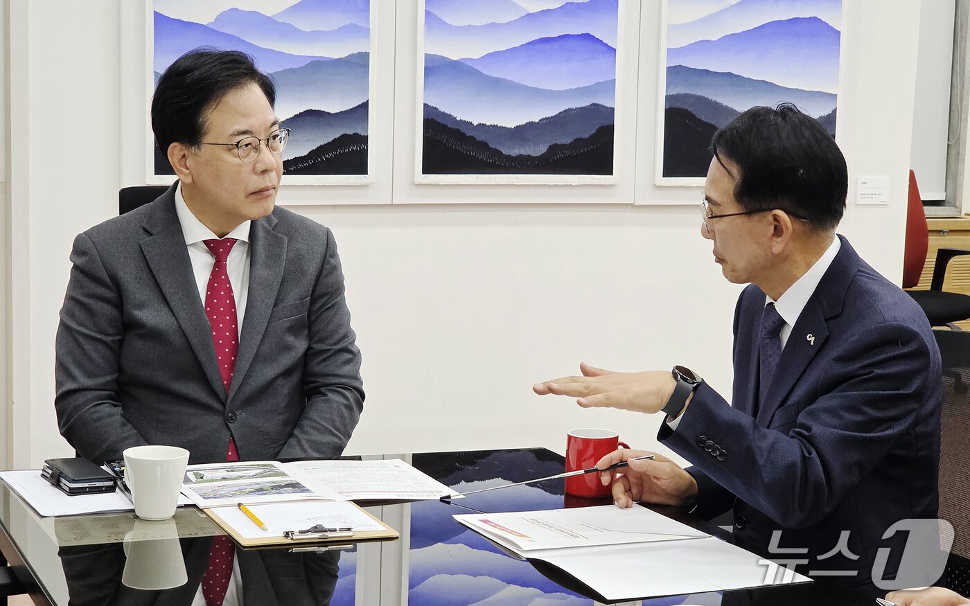 본문 이미지 - 송언석 국민의힘 원내대표(왼쪽)를 만나 시정 전반과 주요 현안에 대한 지속적인 관심과 협력을 당부하고 있다.(서산시 제공. 재판매 및 DB금지)2025.11.18/뉴스1