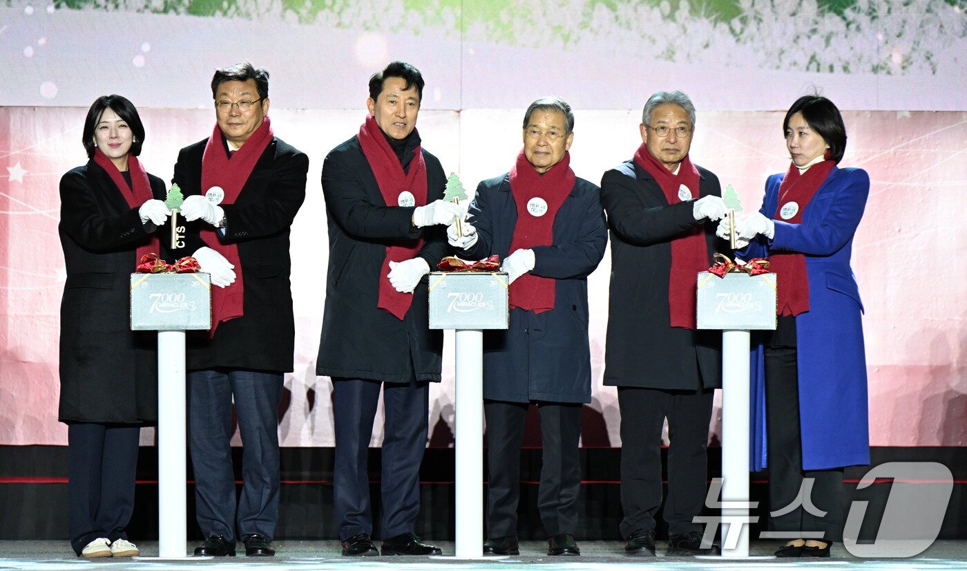 본문 이미지 - 오세훈 시장이 지난 17일 서울광장에서 열린 성탄트리 점등식에서 버튼을 눌러 트리를 점등하고 있다. &#40;서울시 제공.  재판매 및 DB 금지&#41; 2025.11.18/뉴스1  