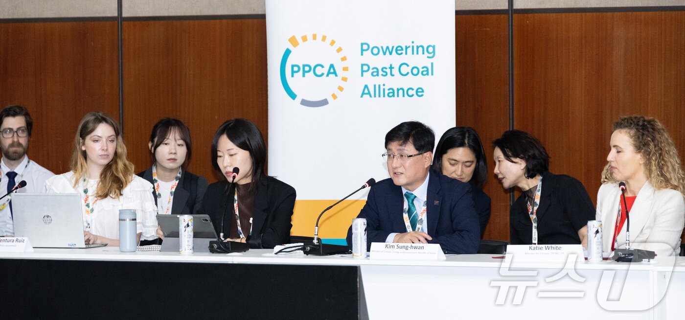 본문 이미지 - 김성환 기후에너지환경부 장관이 17일&#40;현지시각&#41; 브라질 벨렝에서 제30차 유엔기후변화협약당사국총회&#40;COP30&#41; 부대행사로 열린 &#39;청정에너지 전환 가속화 이니셔티브&#39;에 참석해 탈석탄동맹 동참 선언을 하고 있다. &#40;기후에너지환경부 제공. 재판매 및 DB 금지&#41; 2025.11.18/뉴스1