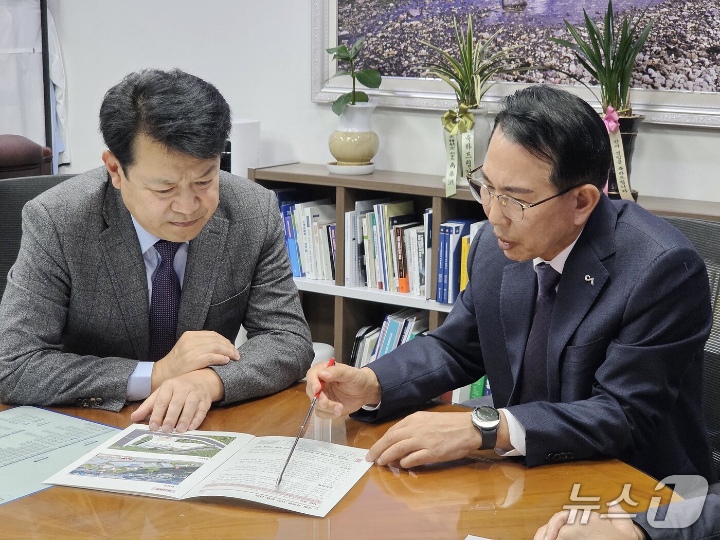 본문 이미지 - 복기왕 국토교통위원회 소속 의원(왼쪽)에게 서산공항 건설의 필요성을 강조하고 있다.(서산시 제공. 재판매 및 DB금지)2025.11.18/뉴스1