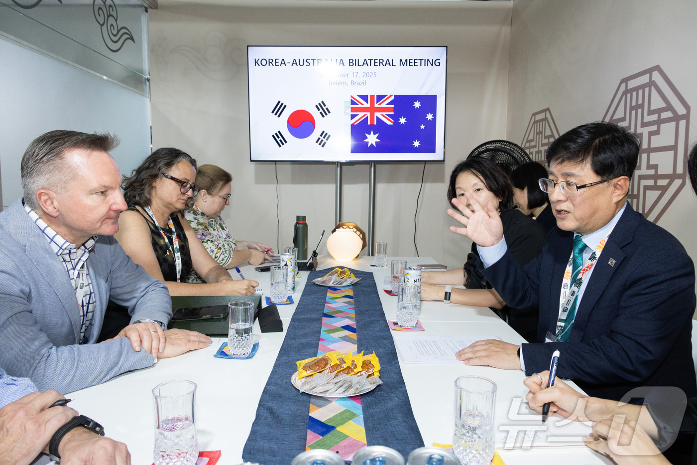 (서울=뉴스1) = 김성환 기후에너지환경부 장관이 17일(현지시각) 브라질 벨렝에서 열리고 있는 제30차 유엔기후변화협약당사국총회(COP30)에 참석해 크리스 보웬 호주 기후변화에 …