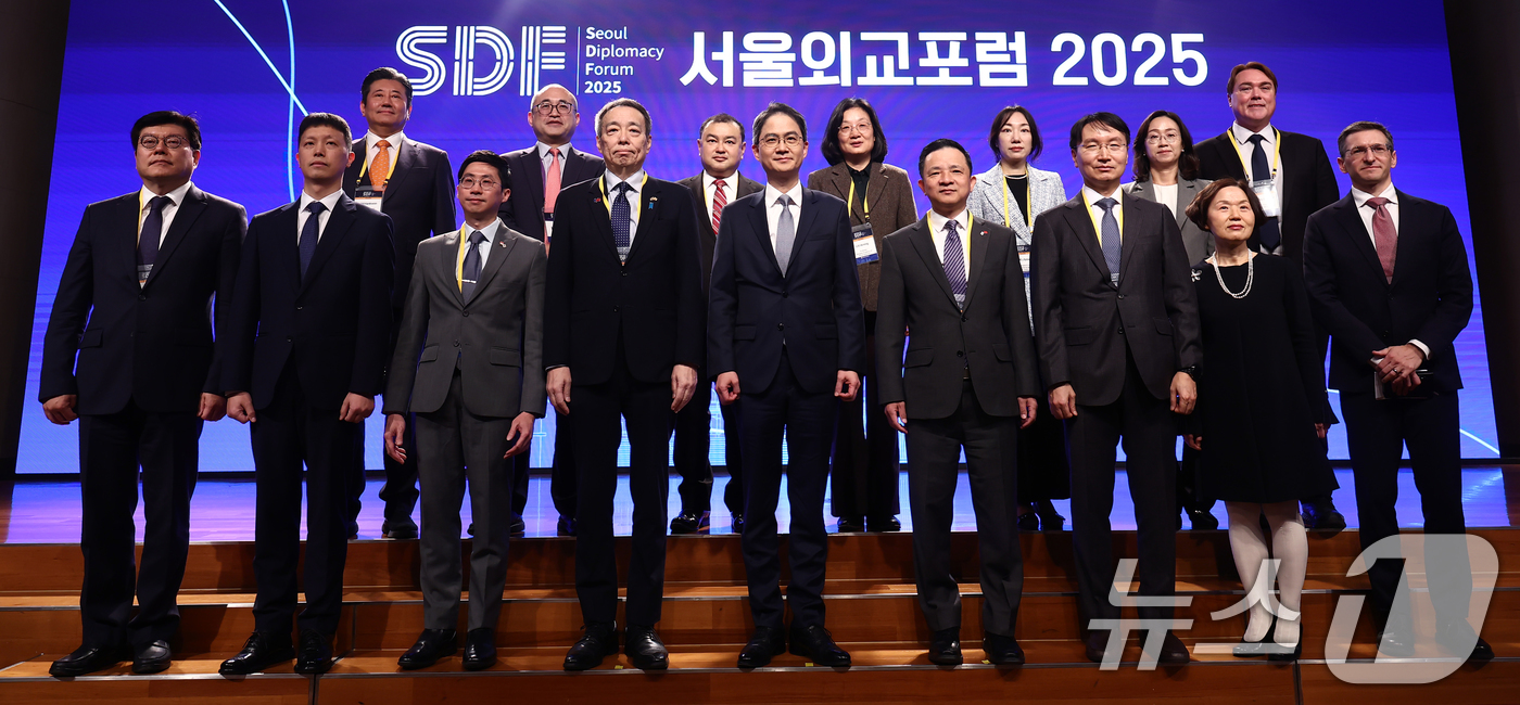 (서울=뉴스1) 김민지 기자 = 최형찬 국립외교원장과 미즈시마 고이치 주한일본대사, 다이빙 주한중국대사, 웡 카이 쥔 주한싱가포르 대사 등 참석자들이 18일 오전 서울 서초구 국립 …