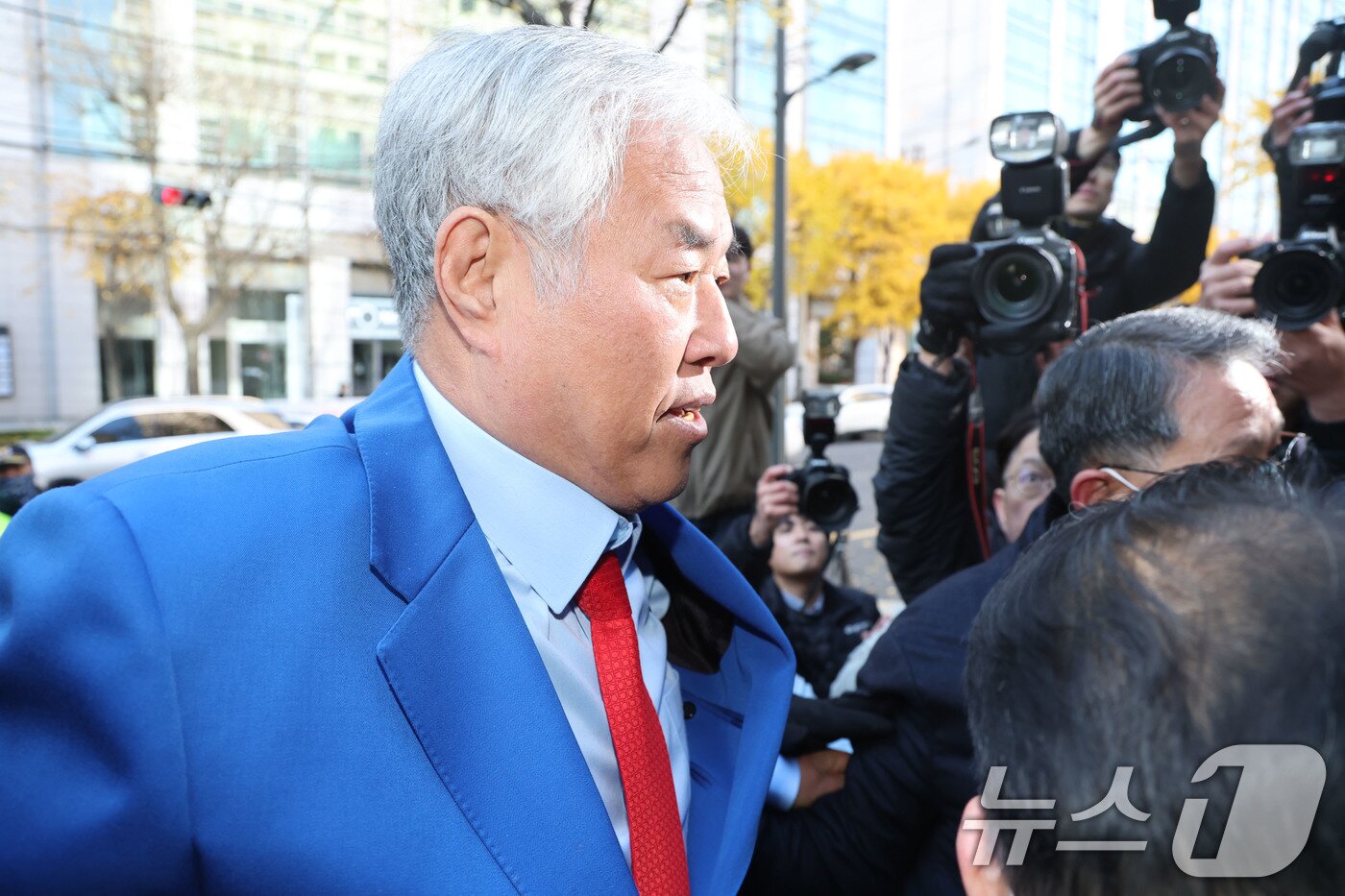 본문 이미지 - 서울서부지법 폭력 난동 사태 배후로 지목돼 온 전광훈 사랑제일교회 목사가 18일 오전 경찰 조사를 받기 위해 서울경찰청에 출석하고 있다. 2025.11.18/뉴스1 ⓒ News1 이광호 기자