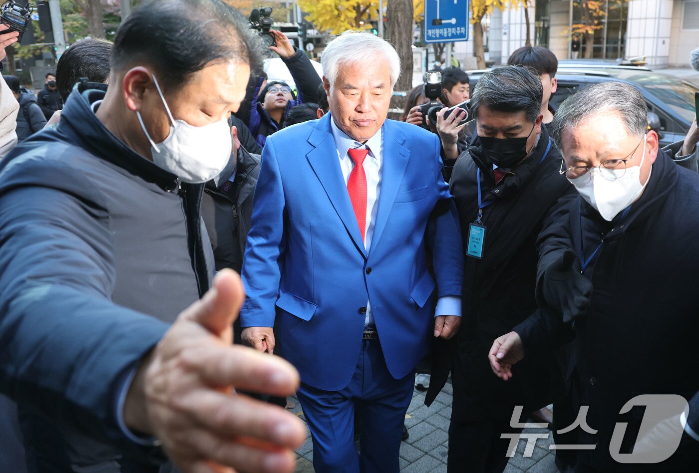 본문 이미지 - 서울서부지법 폭력 난동 사태 배후로 지목돼 온 전광훈 사랑제일교회 목사가 18일 오전 경찰 조사를 받기 위해 서울경찰청에 출석하고 있다. 2025.11.18/뉴스1 ⓒ News1 이광호 기자