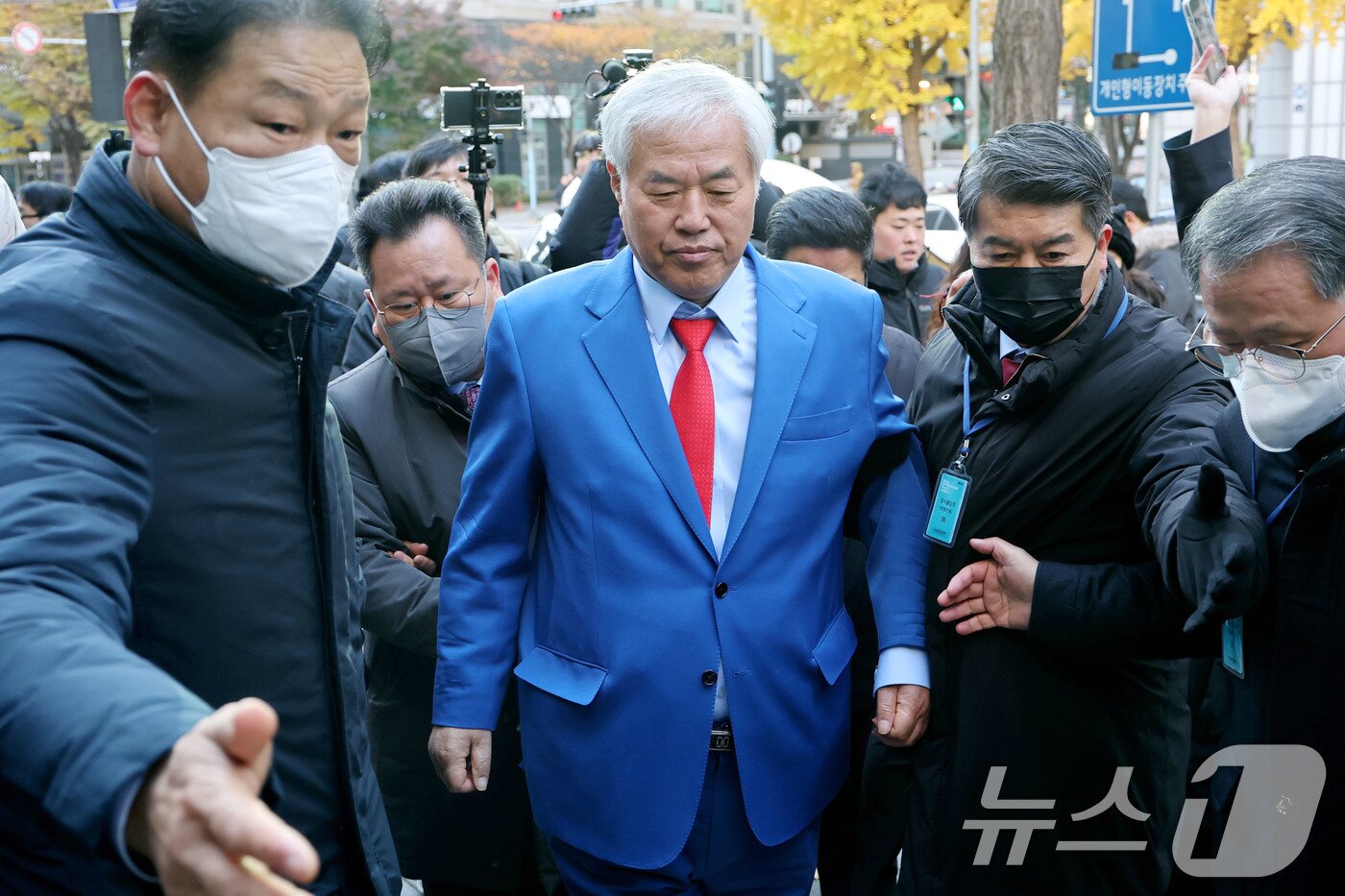 본문 이미지 - 서울서부지법 폭력 난동 사태 배후로 지목돼 온 전광훈 사랑제일교회 목사가 18일 오전 경찰 조사를 받기 위해 서울경찰청에 출석하고 있다. 2025.11.18/뉴스1 ⓒ News1 이광호 기자