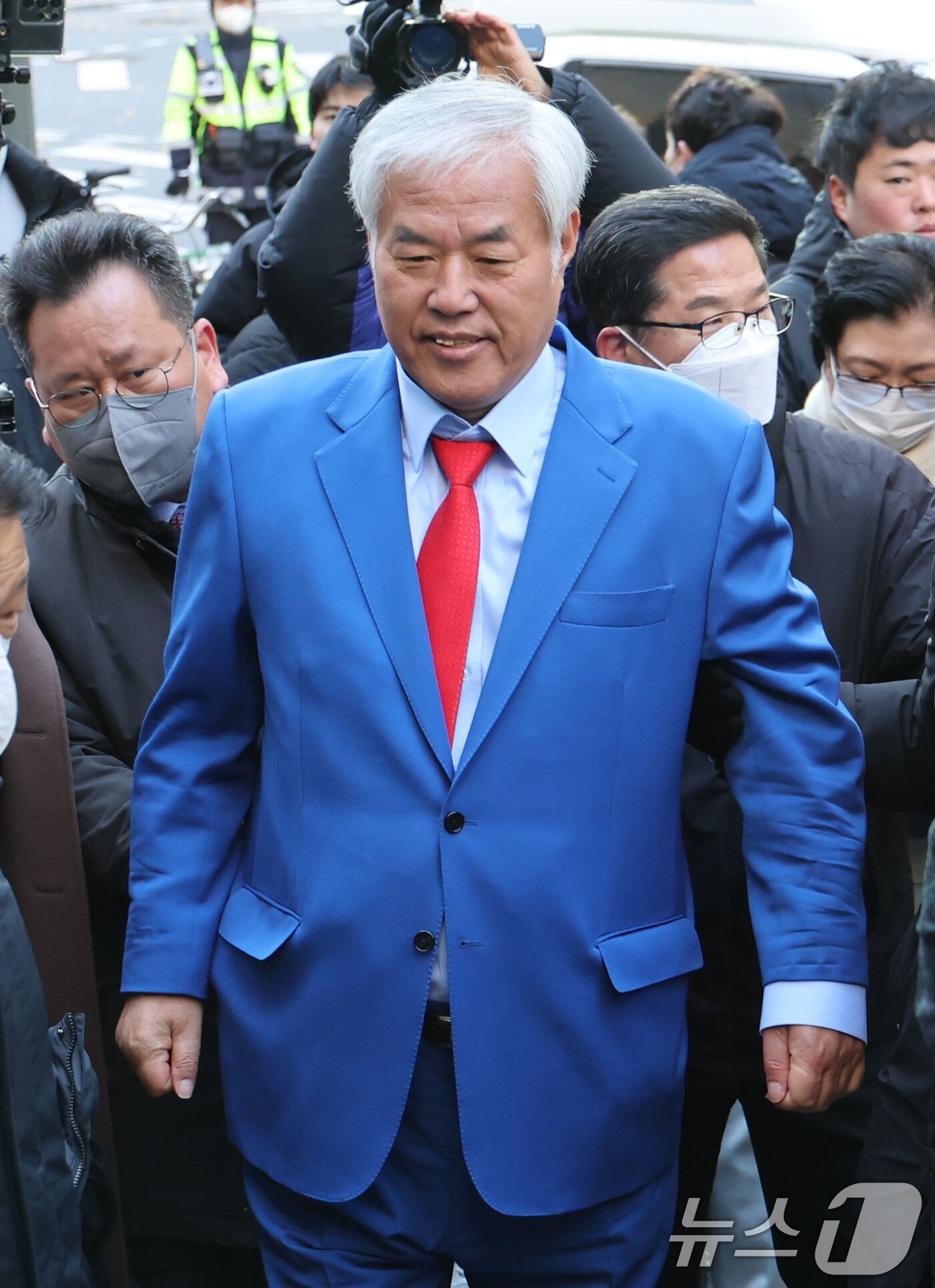 본문 이미지 - 서울서부지법 폭력 난동 사태 배후로 지목돼 온 전광훈 사랑제일교회 목사가 18일 오전 경찰 조사를 받기 위해 서울경찰청에 출석하고 있다. 2025.11.18/뉴스1 ⓒ News1 이광호 기자