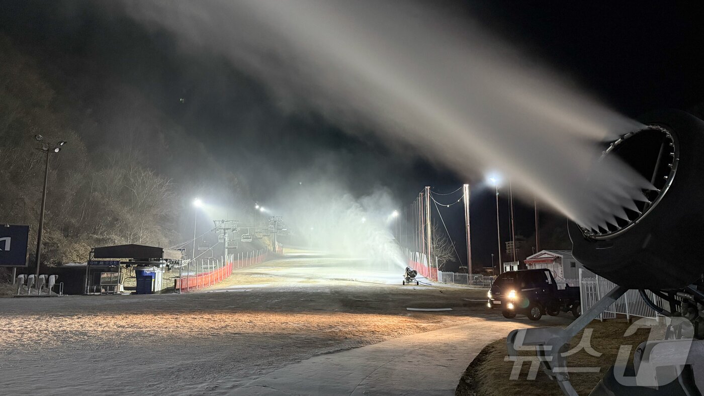 본문 이미지 - 18일 강원 춘천시 남산면 소재 엘리시안 강촌 스키장이 겨울시즌 개장을 앞두고 본격 제설작업을 시작했다. 강촌스키장은 이달 말 또는 내달 초 개장할 예정이다.&#40;엘리시안 강촌리조트 제공. 재판매 및 DB금지&#41;/뉴스1 ⓒ News1 이종재 기자