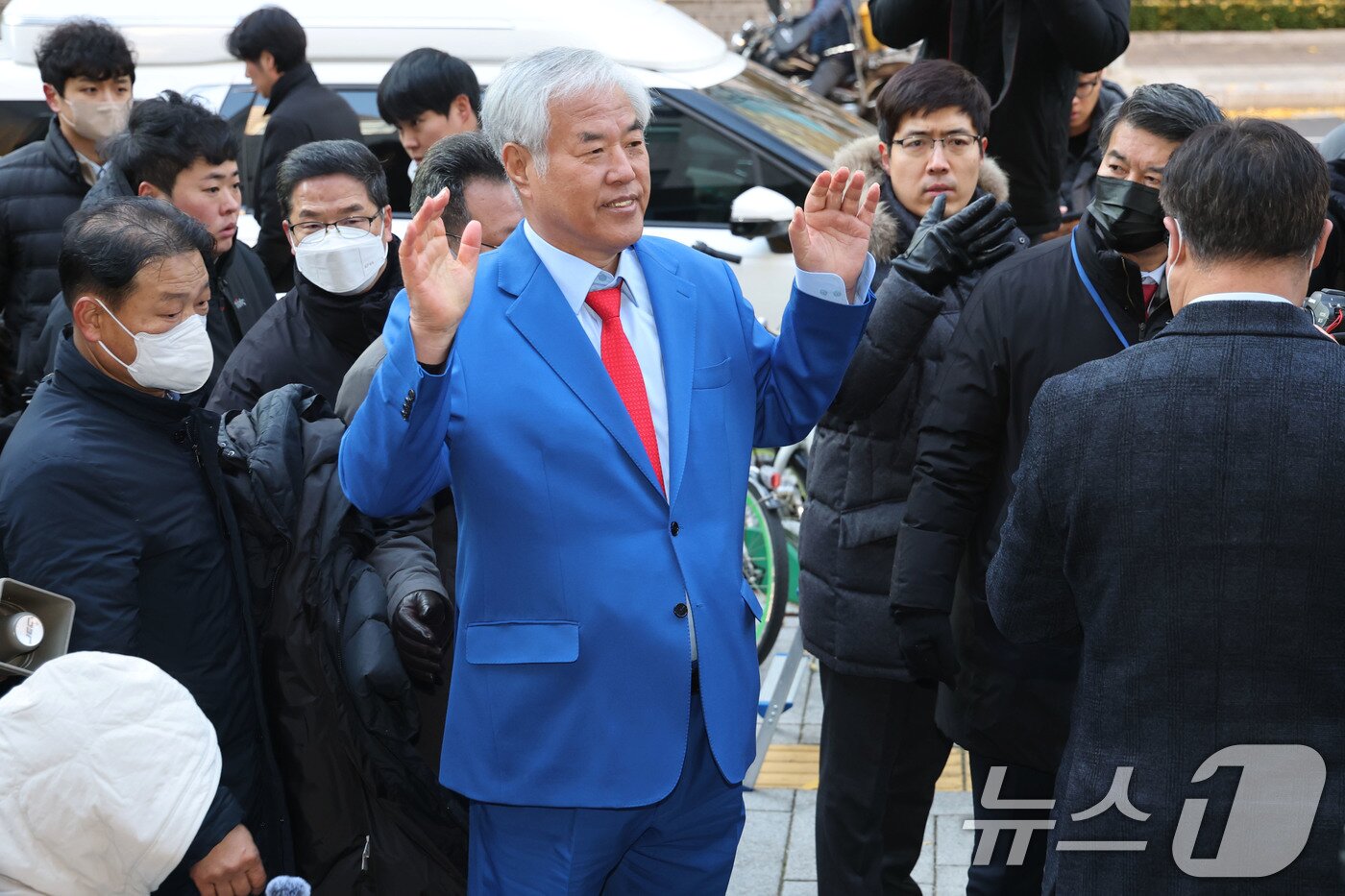 본문 이미지 - 서울서부지법 폭력 난동 사태 배후로 지목돼 온 전광훈 사랑제일교회 목사가 18일 오전 경찰 조사를 받기 위해 서울경찰청에 출석하고 있다. 2025.11.18/뉴스1 ⓒ News1 이광호 기자