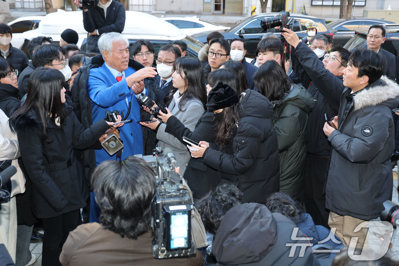 (서울=뉴스1) 이광호 기자 = 서울서부지법 폭력 난동 사태 배후로 지목돼 온 전광훈 사랑제일교회 목사가 18일 오전 피의자 신분으로 조사를 받기 위해 서울경찰청에 출석하며 취재진 …
