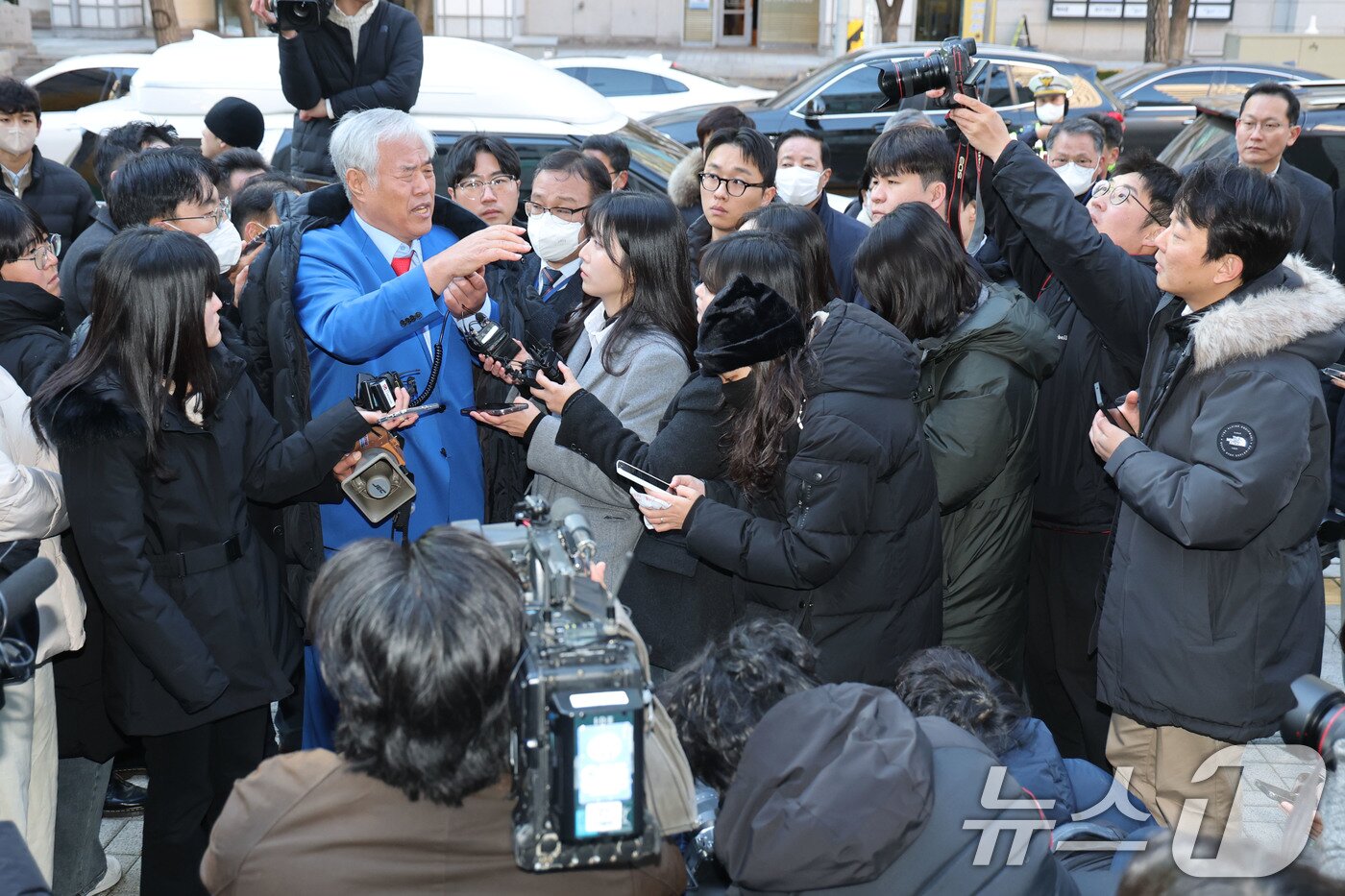 본문 이미지 - 서울서부지법 폭력 난동 사태 배후로 지목돼 온 전광훈 사랑제일교회 목사가 18일 오전 피의자 신분으로 조사를 받기 위해 서울경찰청에 출석하며 취재진의 질문에 답하고 있다. 2025.11.18/뉴스1 ⓒ News1 이광호 기자