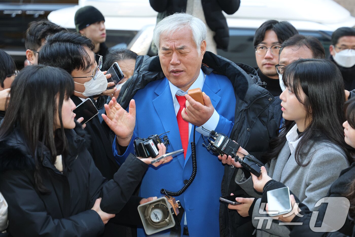 본문 이미지 - 서울서부지법 폭력 난동 사태 배후로 지목돼 온 전광훈 사랑제일교회 목사가 18일 오전 피의자 신분으로 조사를 받기 위해 서울경찰청에 출석하며 취재진의 질문에 답하고 있다. 2025.11.18/뉴스1 ⓒ News1 이광호 기자