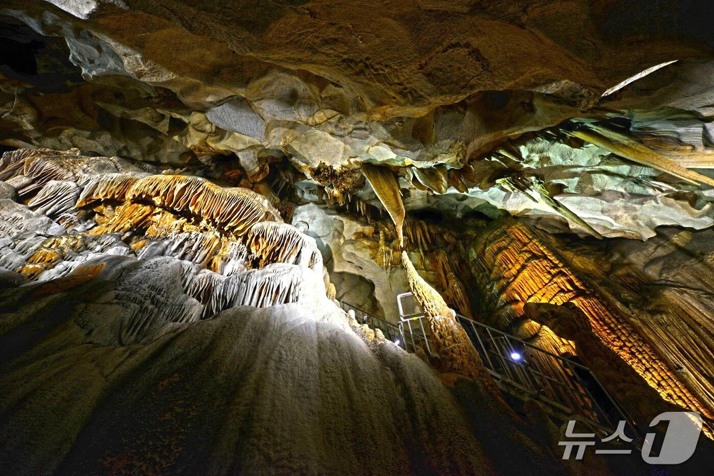 본문 이미지 - 날씨와 관계없이 15도 유지하는 단양 고수동굴.&#40;단양군 제공. 재판매 및 DB금지&#41; /뉴스1   