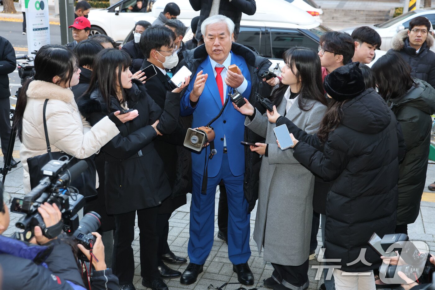 본문 이미지 - 서울서부지법 폭력 난동 사태 배후로 지목돼 온 전광훈 사랑제일교회 목사가 18일 오전 피의자 신분으로 조사를 받기 위해 서울경찰청에 출석하며 입장을 밝히고 있다. 2025.11.18/뉴스1 ⓒ News1 이광호 기자