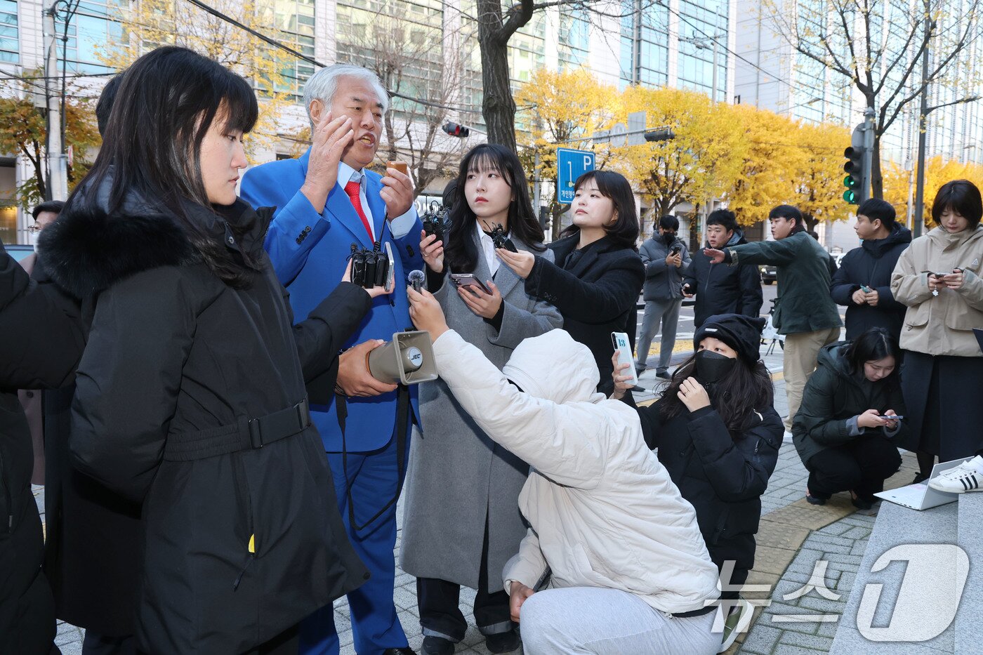 본문 이미지 - 서울서부지법 폭력 난동 사태 배후로 지목돼 온 전광훈 사랑제일교회 목사가 18일 오전 피의자 신분으로 조사를 받기 위해 서울경찰청에 출석하며 입장을 밝히고 있다. 2025.11.18/뉴스1 ⓒ News1 이광호 기자
