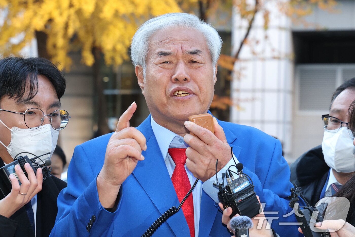 본문 이미지 - 서울서부지법 폭력 난동 사태 배후로 지목돼 온 전광훈 사랑제일교회 목사가 18일 오전 피의자 신분으로 조사를 받기 위해 서울경찰청에 출석하며 입장을 밝히고 있다. 2025.11.18/뉴스1 ⓒ News1 이광호 기자