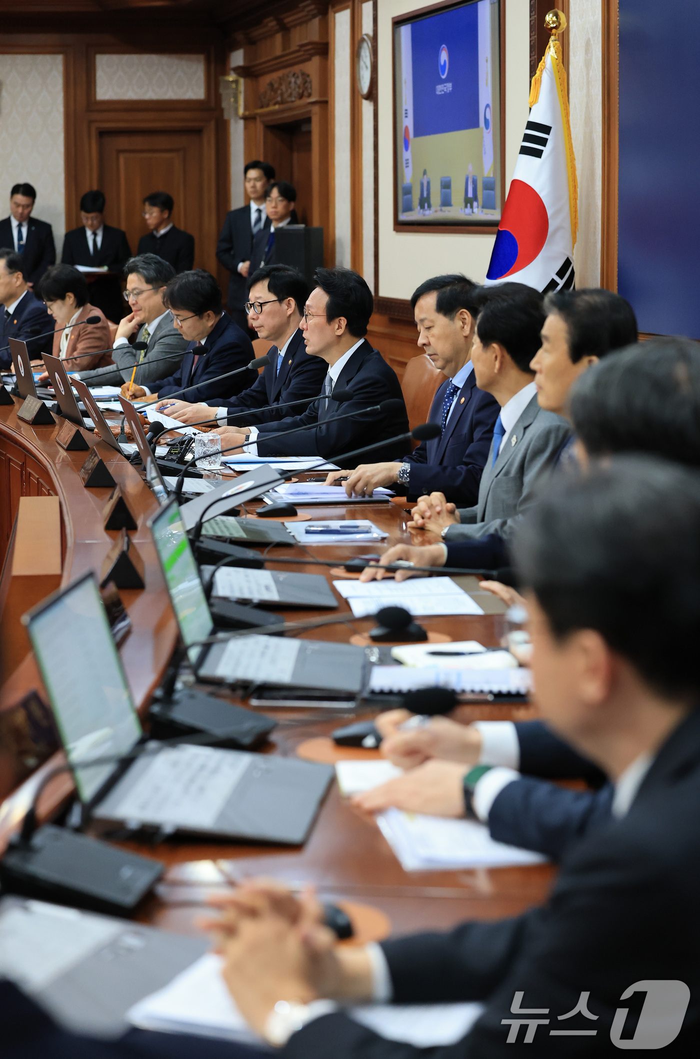 (서울=뉴스1) 임세영 기자 = 김민석 국무총리가 18일 서울 종로구 정부서울청사에서 열린 국무회의에서 모두발언을 하고 있다. 2025.11.18/뉴스1