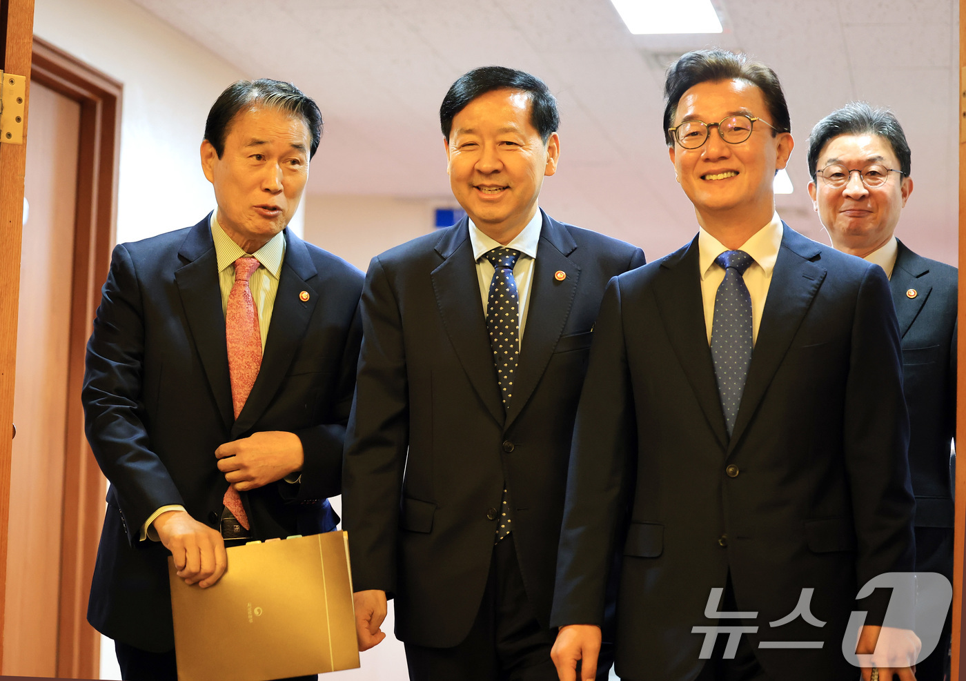 (서울=뉴스1) 임세영 기자 = 권오을 국가보훈부 장관(왼쪽부터), 구윤철 경제부총리 겸 기획재정부 장관, 전재수 해양수산부 장관, 이억원 금융위원회 위원장이 18일 서울 종로구 …