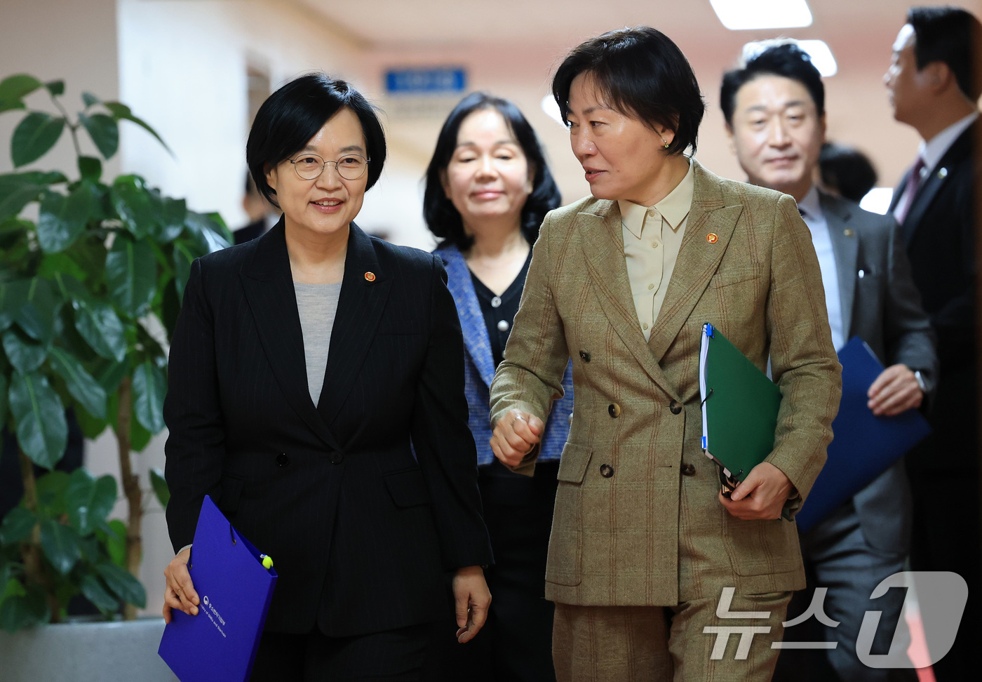 (서울=뉴스1) 임세영 기자 = 한성숙 중소벤처기업부 장관과 송미령 농림축산식품부 장관이 18일 서울 종로구 정부서울청사에서 열린 국무회의에 참석하고 있다. 2025.11.18/뉴 …