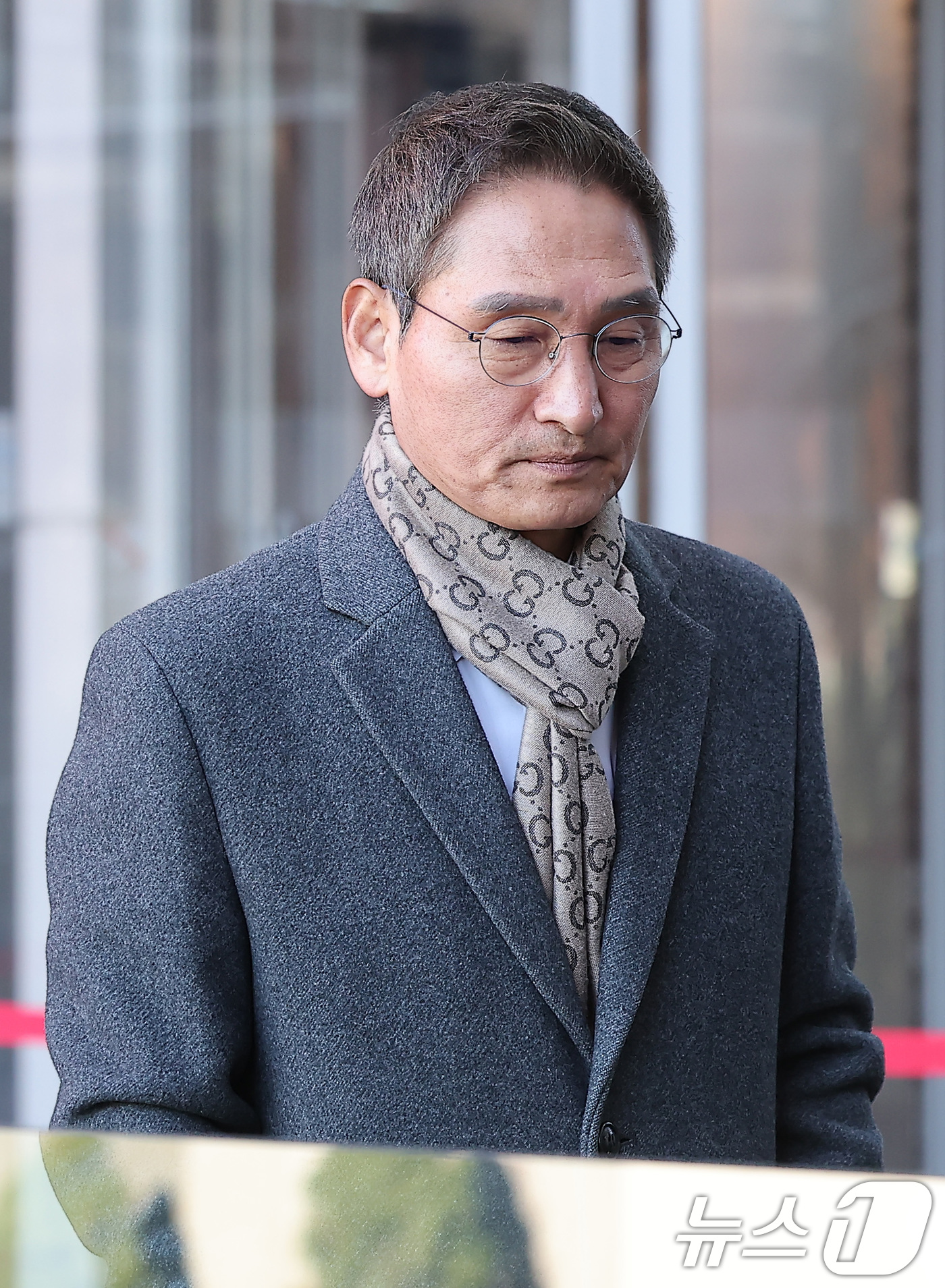 (서울=뉴스1) 김성진 기자 = 관봉권 띠지 폐기 의혹과 쿠팡 퇴직금 불기소 외압 의혹 진상 규명을 위한 특검(상설특별검사)에 임명된 안권섭 변호사가 18일 서울 여의도 사무실로 …