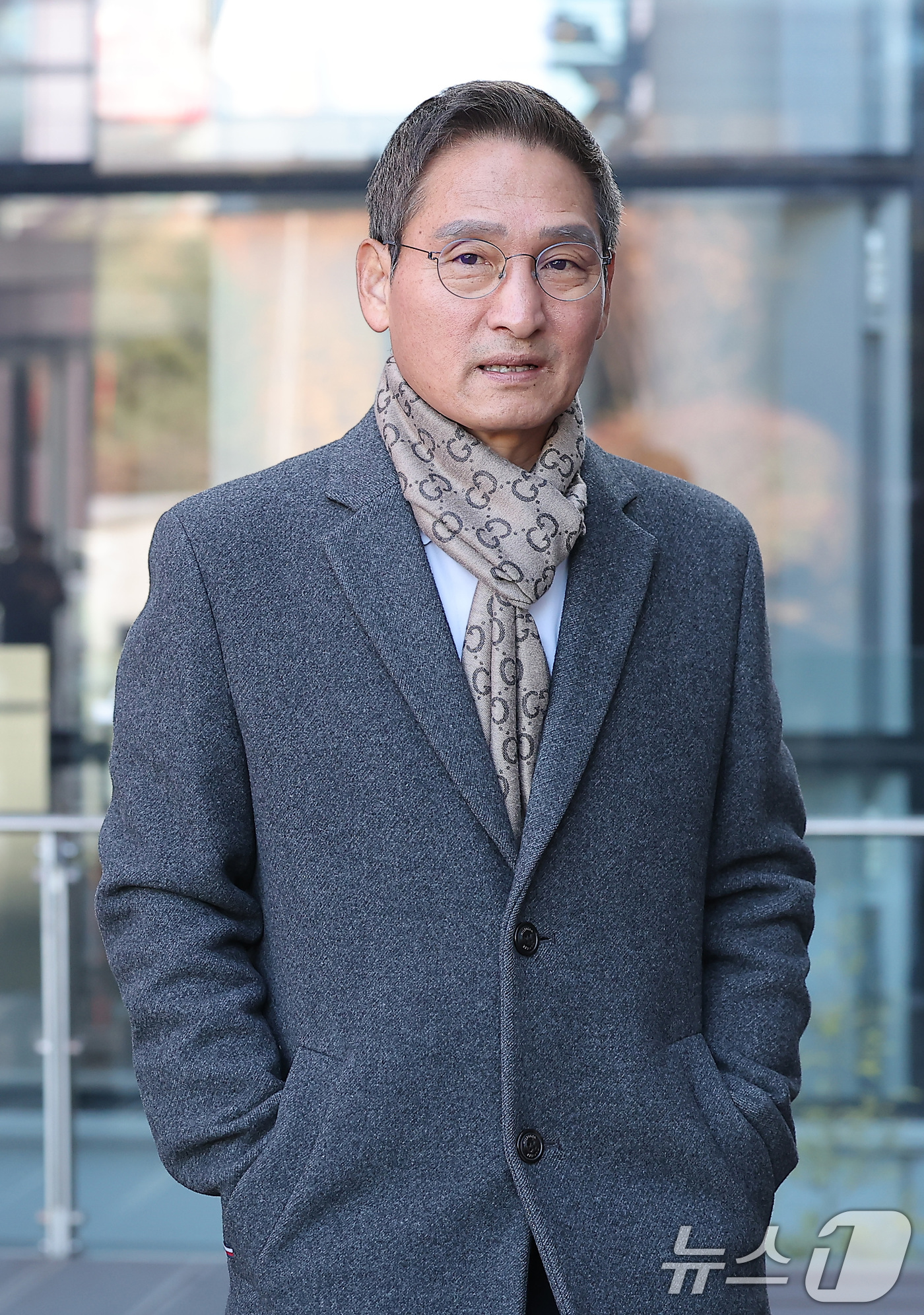 (서울=뉴스1) 김성진 기자 = 관봉권 띠지 폐기 의혹과 쿠팡 퇴직금 불기소 외압 의혹 진상 규명을 위한 특검(상설특별검사)에 임명된 안권섭 변호사가 18일 서울 여의도 사무실로 …