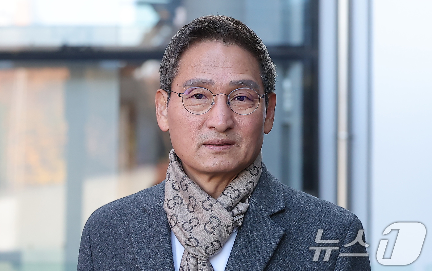 (서울=뉴스1) 김성진 기자 = 관봉권 띠지 폐기 의혹과 쿠팡 퇴직금 불기소 외압 의혹 진상 규명을 위한 특검(상설특별검사)에 임명된 안권섭 변호사가 18일 서울 여의도 사무실로 …