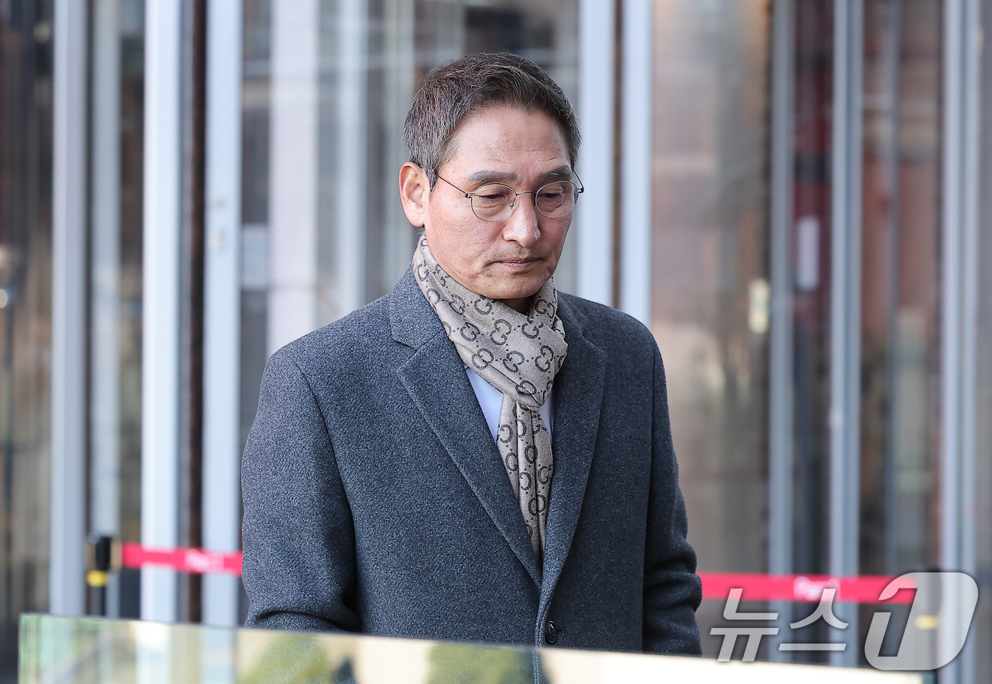 (서울=뉴스1) 김성진 기자 = 관봉권 띠지 폐기 의혹과 쿠팡 퇴직금 불기소 외압 의혹 진상 규명을 위한 특검(상설특별검사)에 임명된 안권섭 변호사가 18일 서울 여의도 사무실로 …