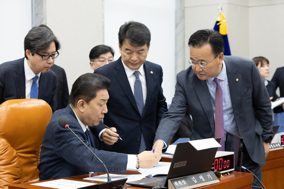 국힘 "공무원 사찰TF, 李 대통령에게 노하우 물어봐라"