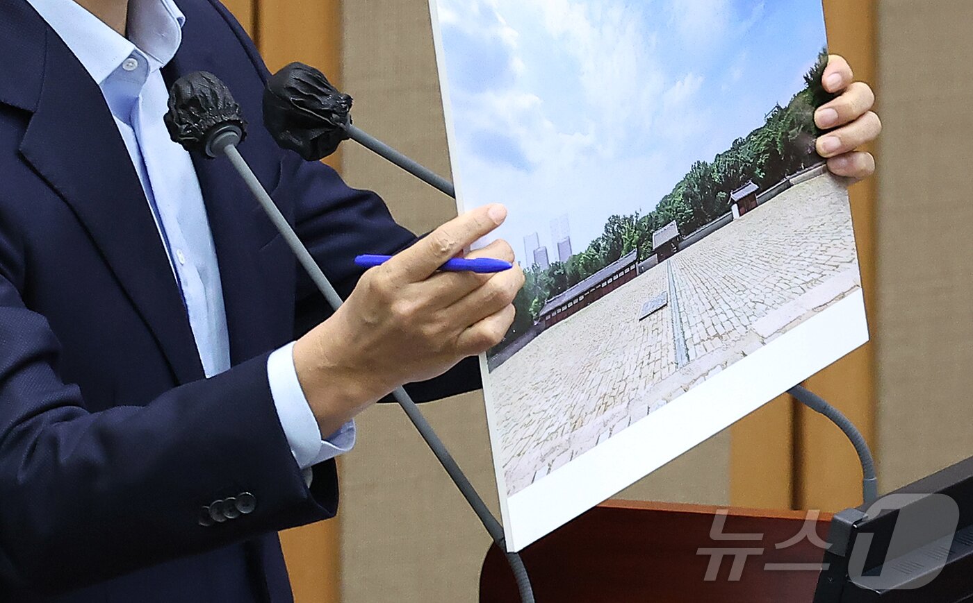 본문 이미지 - 오세훈 서울시장이 18일 오전 서울 중구 서울시의회에서 열린 제333회 정례회 시정질문에 참석해 김규남 국민의힘 서울시의원의 세운지구 관련 질의에 답하고 있다. 2025.11.18/뉴스1 ⓒ News1 김진환 기자