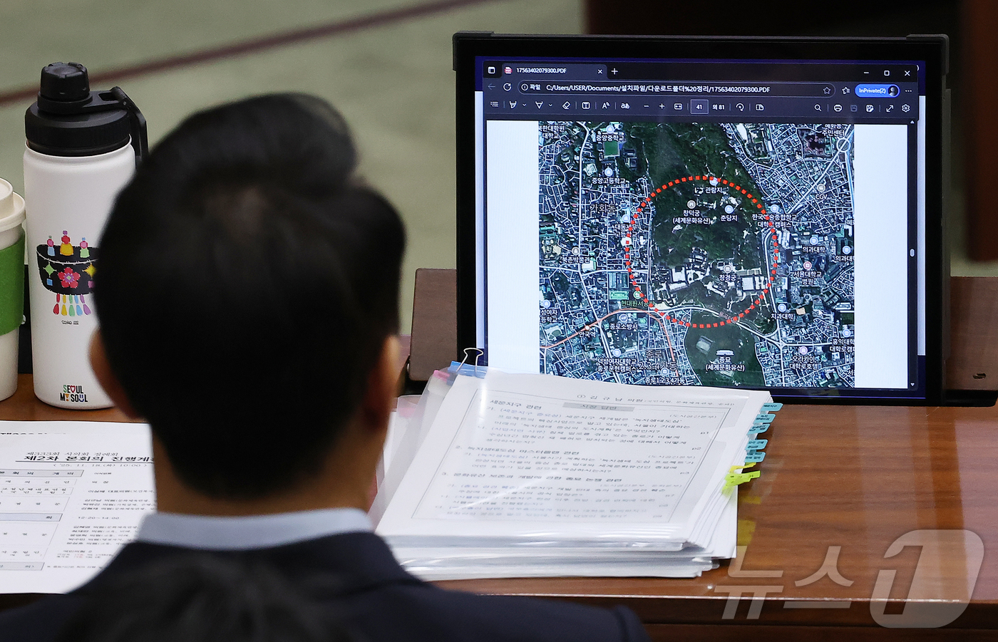 (서울=뉴스1) 김진환 기자 = 오세훈 서울시장이 18일 오전 서울 중구 서울시의회에서 열린 제333회 정례회 시정질문에 참석해 종묘 및 세운구역 재개발 관련 자료를 살펴보고 있다 …