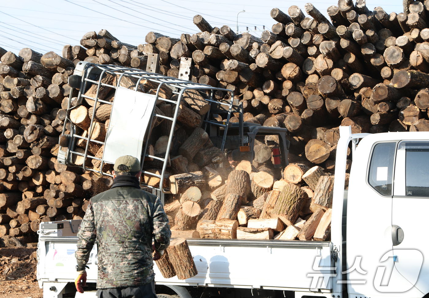 (안성=뉴스1) 김영운 기자 = 전국 대부분 지역의 아침 기온이 영하권을 보인 18일 경기 안성시의 한 장작공장에서 관계자가 장작 출하 작업을 하고 있다.이번 추위는 수요일인 19 …