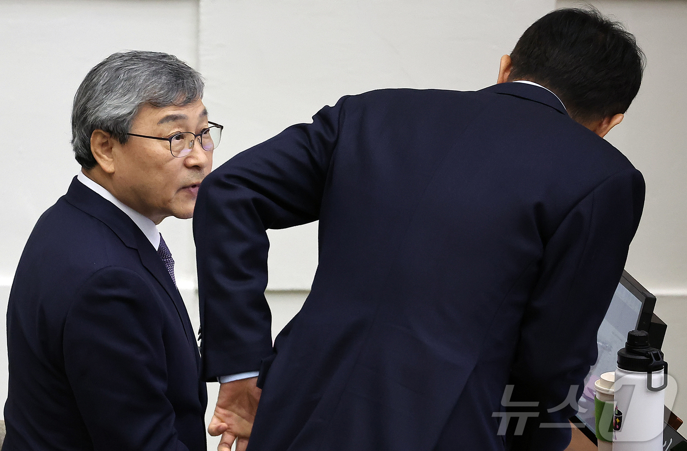 (서울=뉴스1) 김진환 기자 = 정근식 서울시 교육감이 18일 오전 서울 중구 서울시의회에서 열린 제333회 정례회 시정질문에 참석해 오세훈 서울시장과 인사를 나누고 있다. 202 …