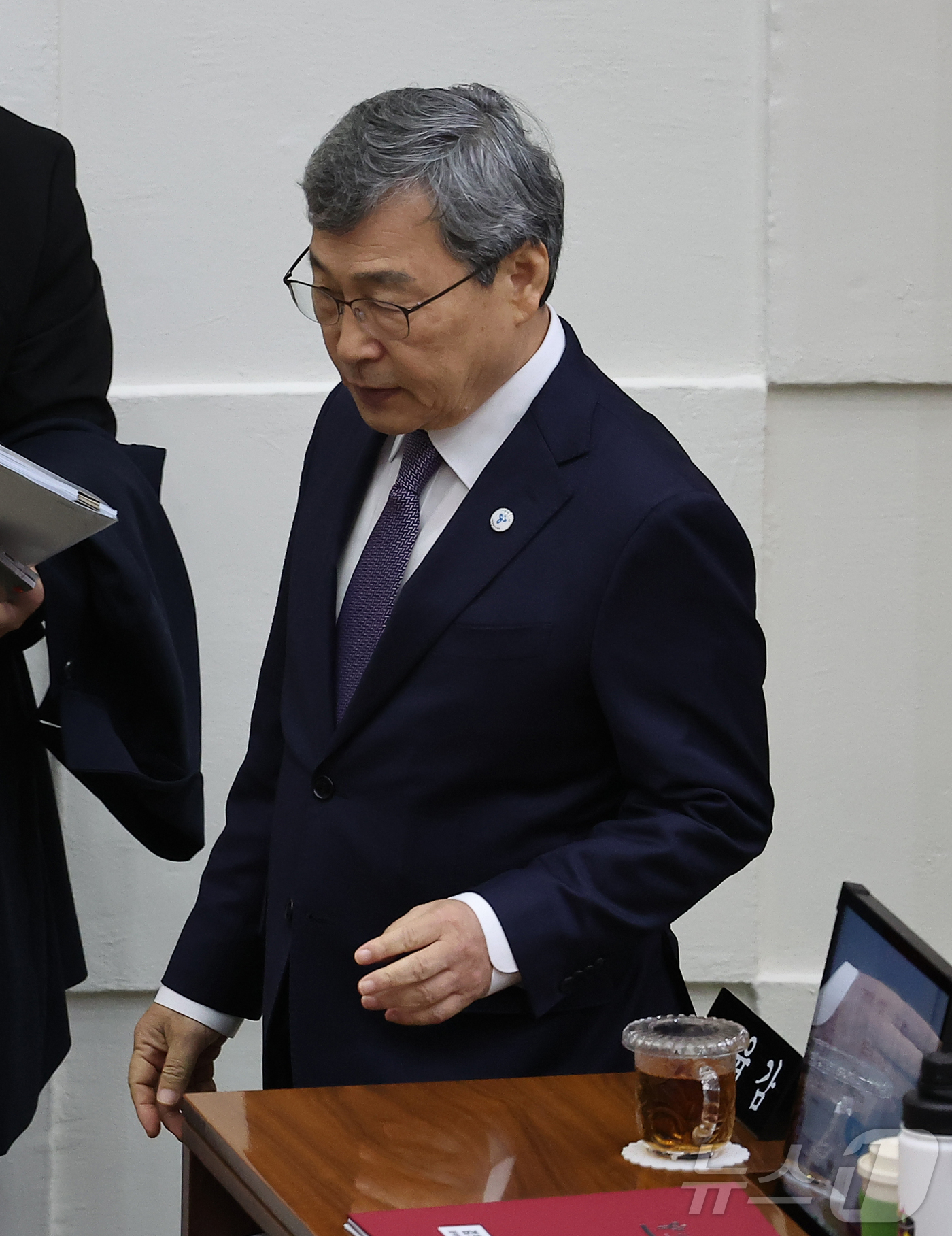 (서울=뉴스1) 김진환 기자 = 정근식 서울시 교육감이 18일 오전 서울 중구 서울시의회에서 열린 제333회 정례회 시정질문에 참석하고 있다. 2025.11.18/뉴스1