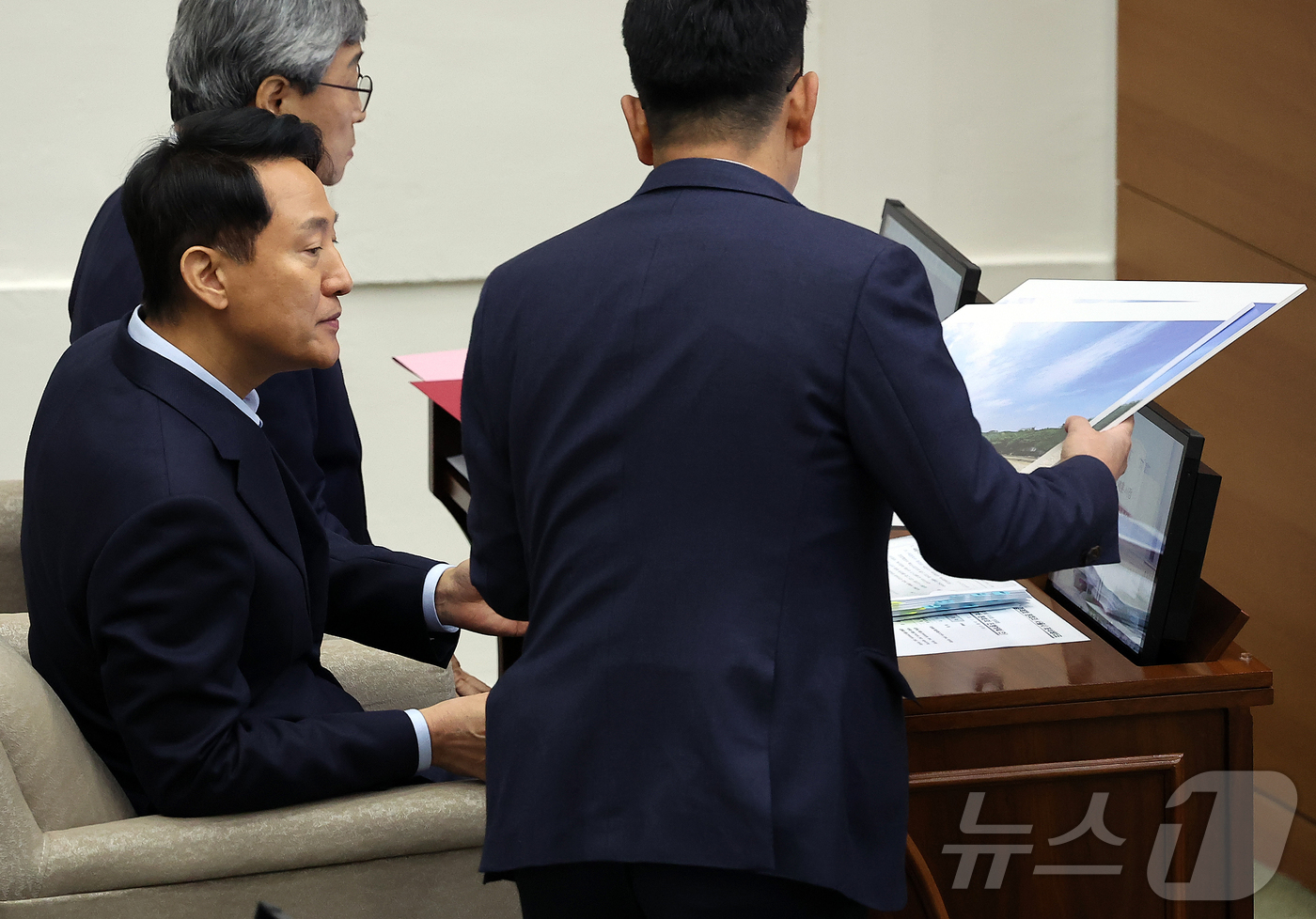 (서울=뉴스1) 김진환 기자 = 오세훈 서울시장이 18일 오전 서울 중구 서울시의회에서 열린 제333회 정례회 시정질문에 참석해 종묘 및 세운구역 재개발 관련 자료를 살펴보고 있다 …