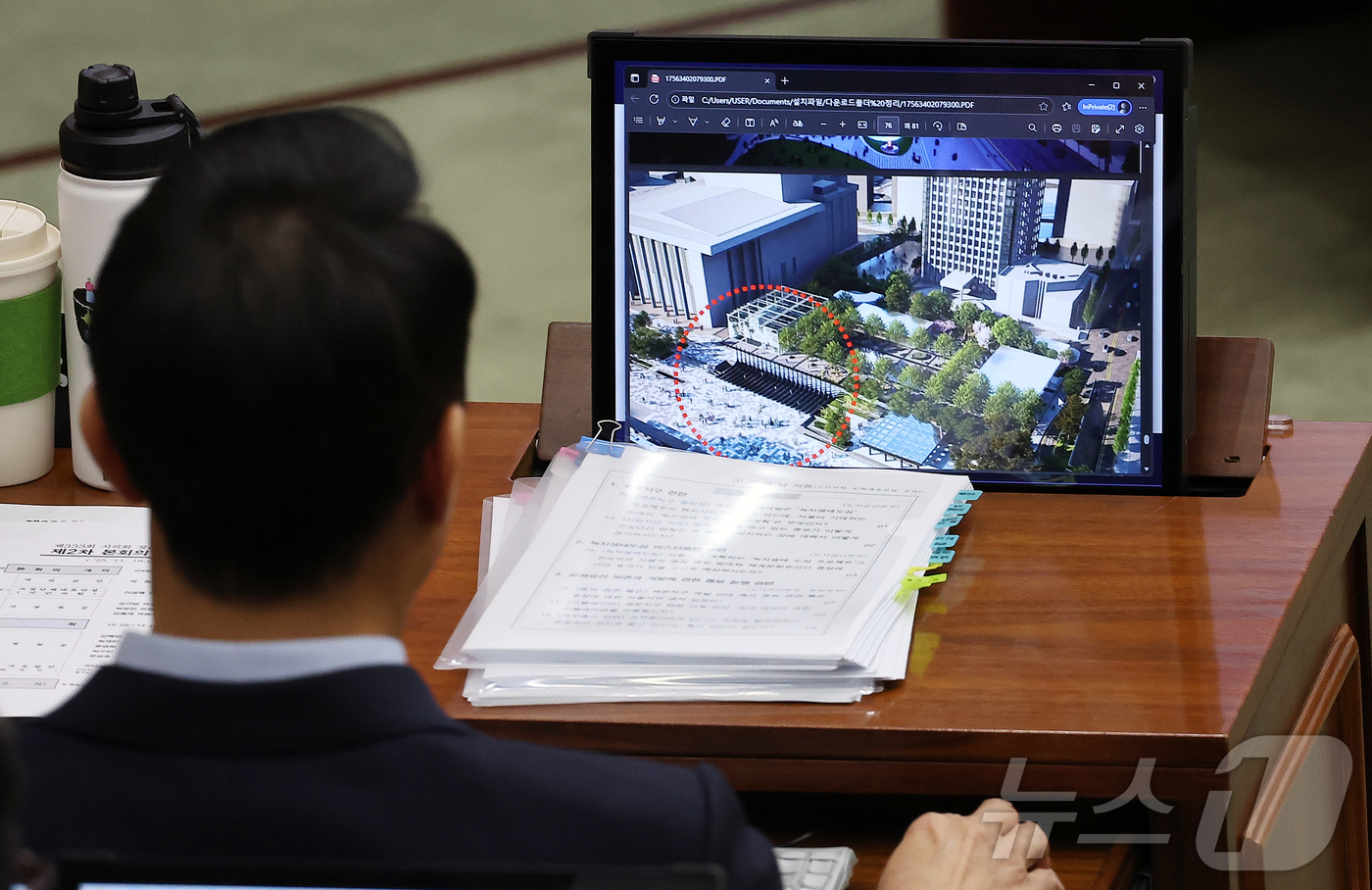 (서울=뉴스1) 김진환 기자 = 오세훈 서울시장이 18일 오전 서울 중구 서울시의회에서 열린 제333회 정례회 시정질문에 참석해 광화문광장에 설치 예정인 '감사의 정원' 자료를 살 …