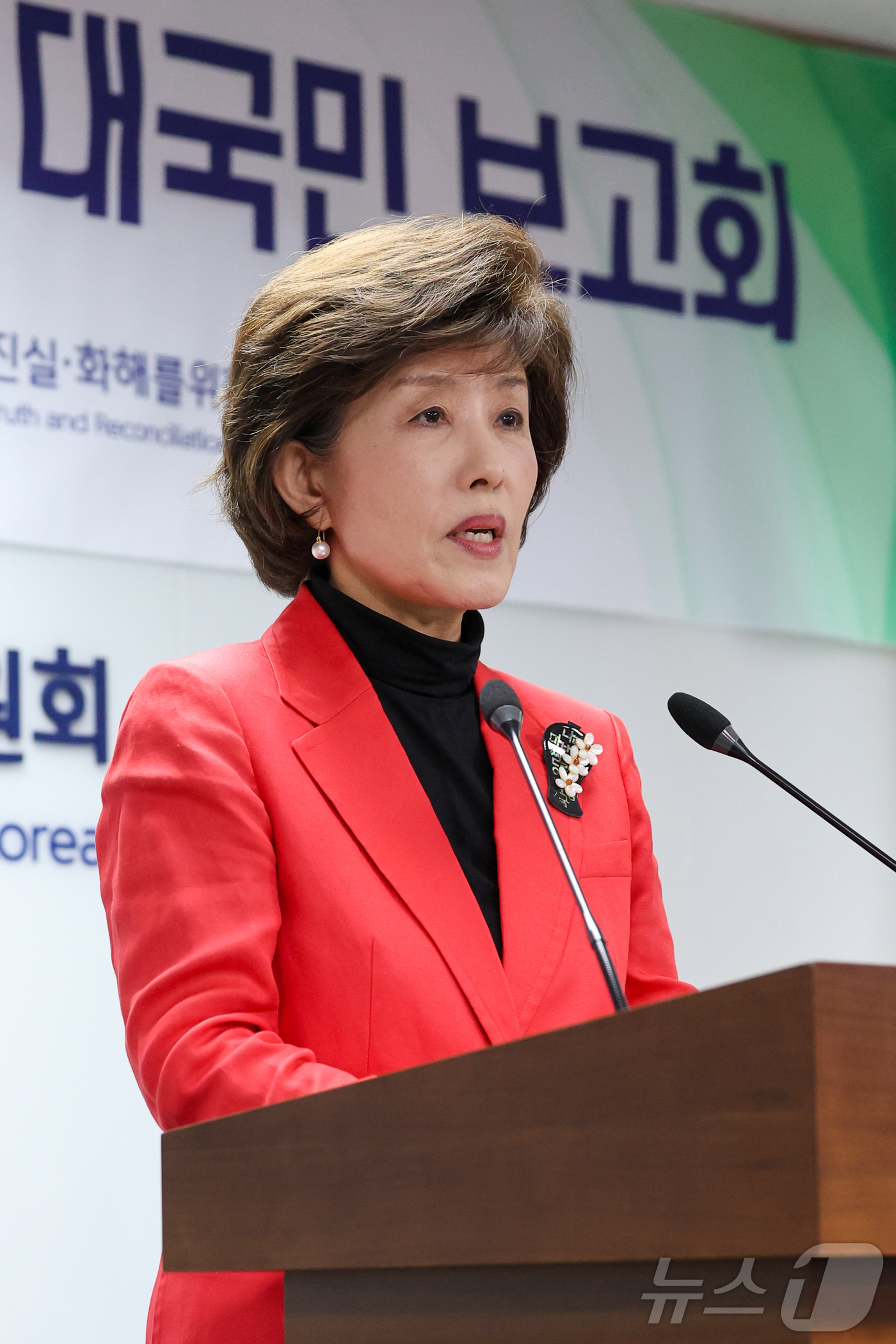 (서울=뉴스1) 안은나 기자 = 박선영 진실·화해를위한과거사정리위원회 위원장이 18일 오전 서울 중구 진화위에서 열린 '2기 진실화해위원회 종합보고서 발간 대국민 보고회'에서 인사 …