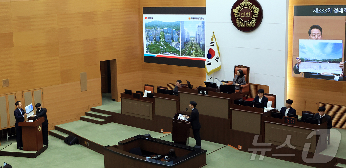 (서울=뉴스1) 김진환 기자 = 오세훈 서울시장이 18일 오전 서울 중구 서울시의회에서 열린 제333회 정례회 시정질문에 참석해 종묘 및 고층건물 시뮬레이션 결과를 설명하고 있다. …