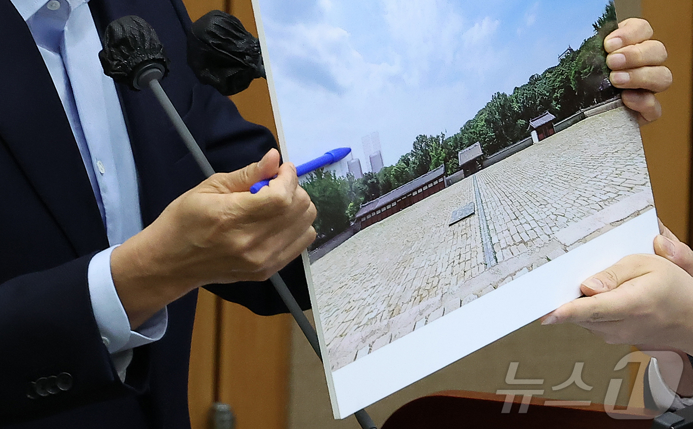 (서울=뉴스1) 김진환 기자 = 오세훈 서울시장이 18일 오전 서울 중구 서울시의회에서 열린 제333회 정례회 시정질문에 참석해 종묘 앞 고층건물 시뮬레이션 결과를 설명하고 있다. …