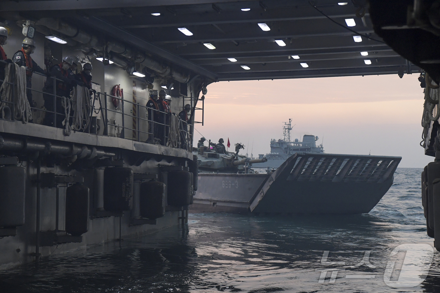 (서울=뉴스1) = 지난 17일 호국합동상륙훈련 연습 간 해군 상륙함 천왕봉함에서 K1A2 전차가 상륙정에 탑재되어 상륙지역으로 이동하고 있다. (해병대사령부 제공. 재판매 및 D …