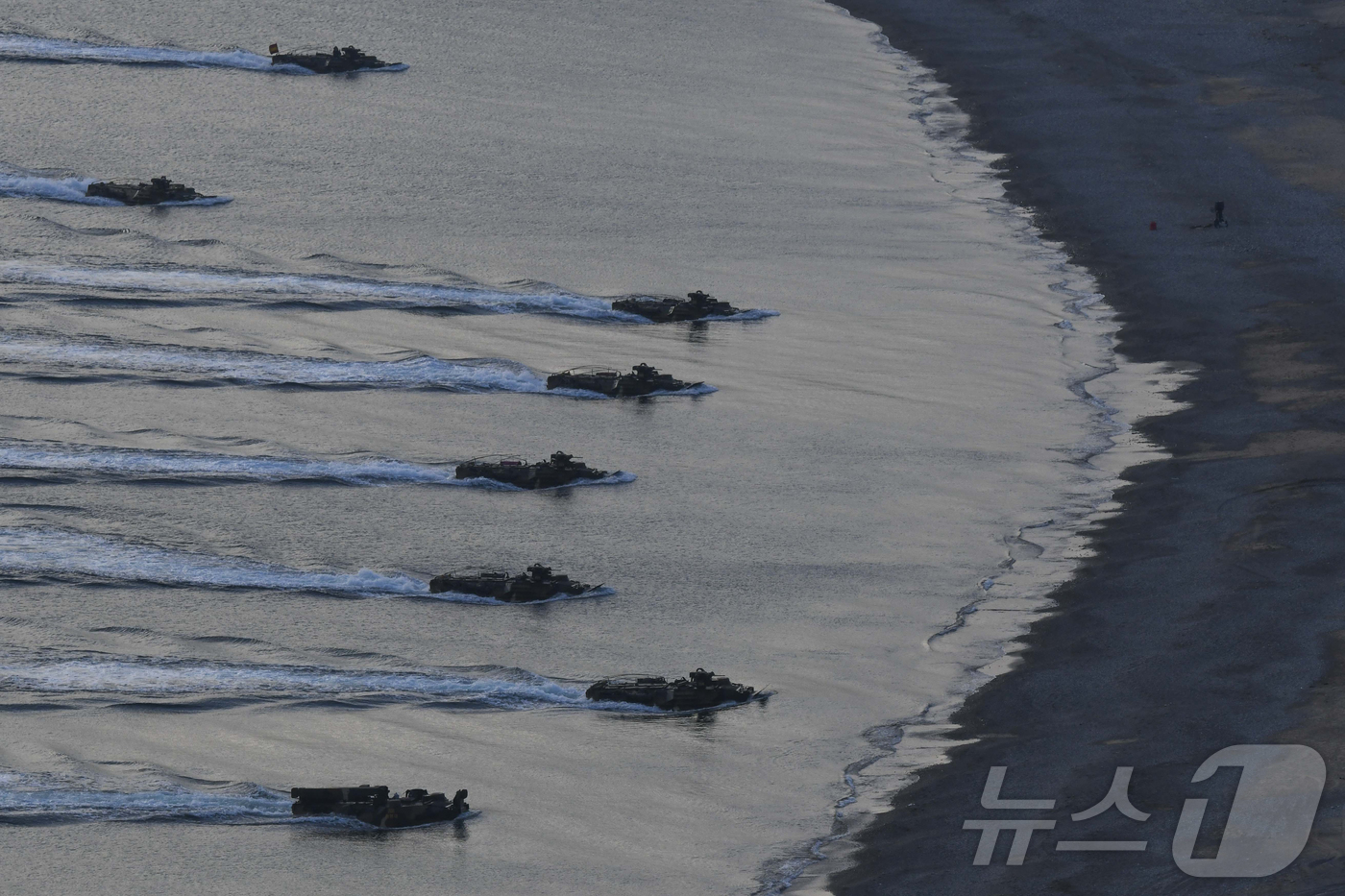 (서울=뉴스1) = 지난 17일 호국합동상륙훈련에 참가한 한국형 상륙돌격장갑차(KAAV)가 상륙함으로부터 진수 후 해상돌격 연습을 실시하고 있다. (해병대사령부 제공. 재판매 및 …