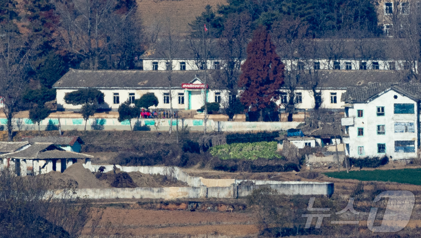 (파주=뉴스1) 이재명 기자 = 이재명 정부가 출범 이후 공식적으로 첫 남북 군사회담을 제안했으나, 북한은 아직 공식적인 답변을 하지 않은 것으로 확인됐다.이경호 국방부 부대변인은 …