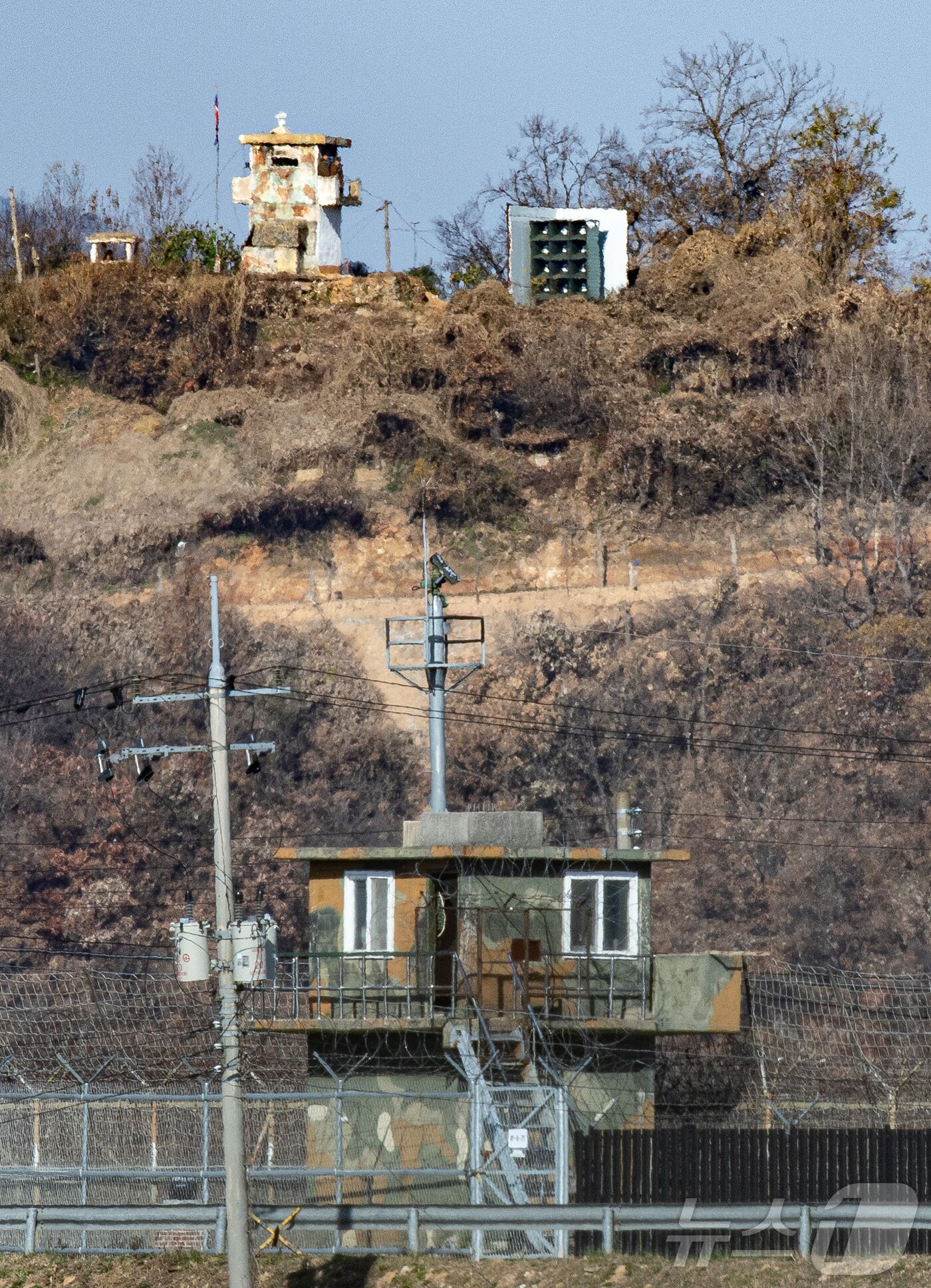 본문 이미지 - 경기도 파주 접경지역에서 서로 마주 바라보고 있는 남북초소. 2025.11.18 ⓒ 뉴스1 이재명 기자
