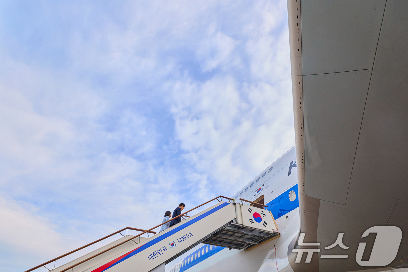 (서울=뉴스1) 허경 기자 = 이재명 대통령과 김혜경 여사가 지난 17일 주요 20개국(G20) 정상회의 참석을 계기로 아프리카와 중동 등 4개국 순방을 위해 경기 성남 서울공항에 …