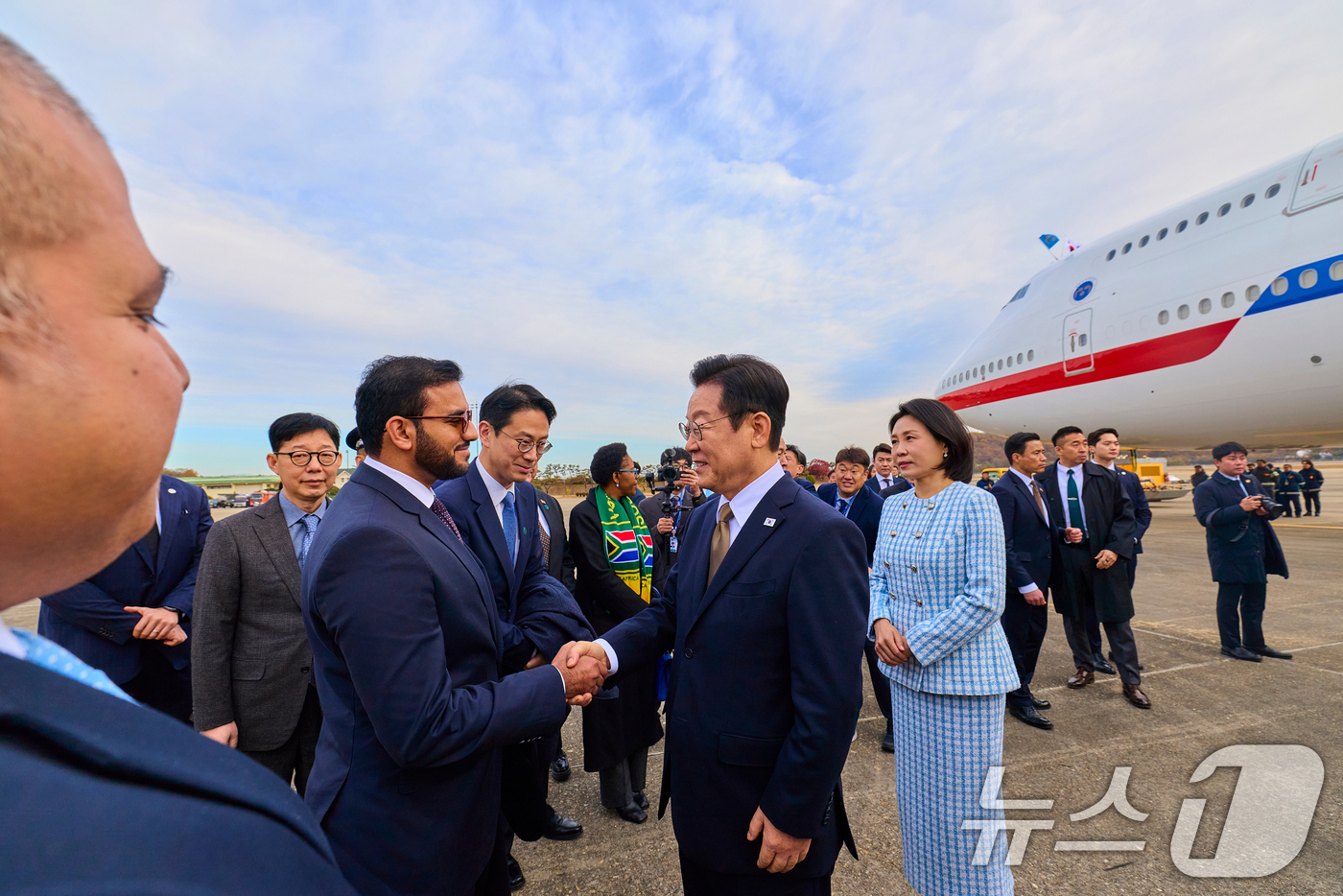(서울=뉴스1) 허경 기자 = 이재명 대통령이 지난 17일 주요 20개국(G20) 정상회의 참석을 계기로 아프리카와 중동 등 4개국 순방을 위해 경기 성남 서울공항에 도착, 환송객 …