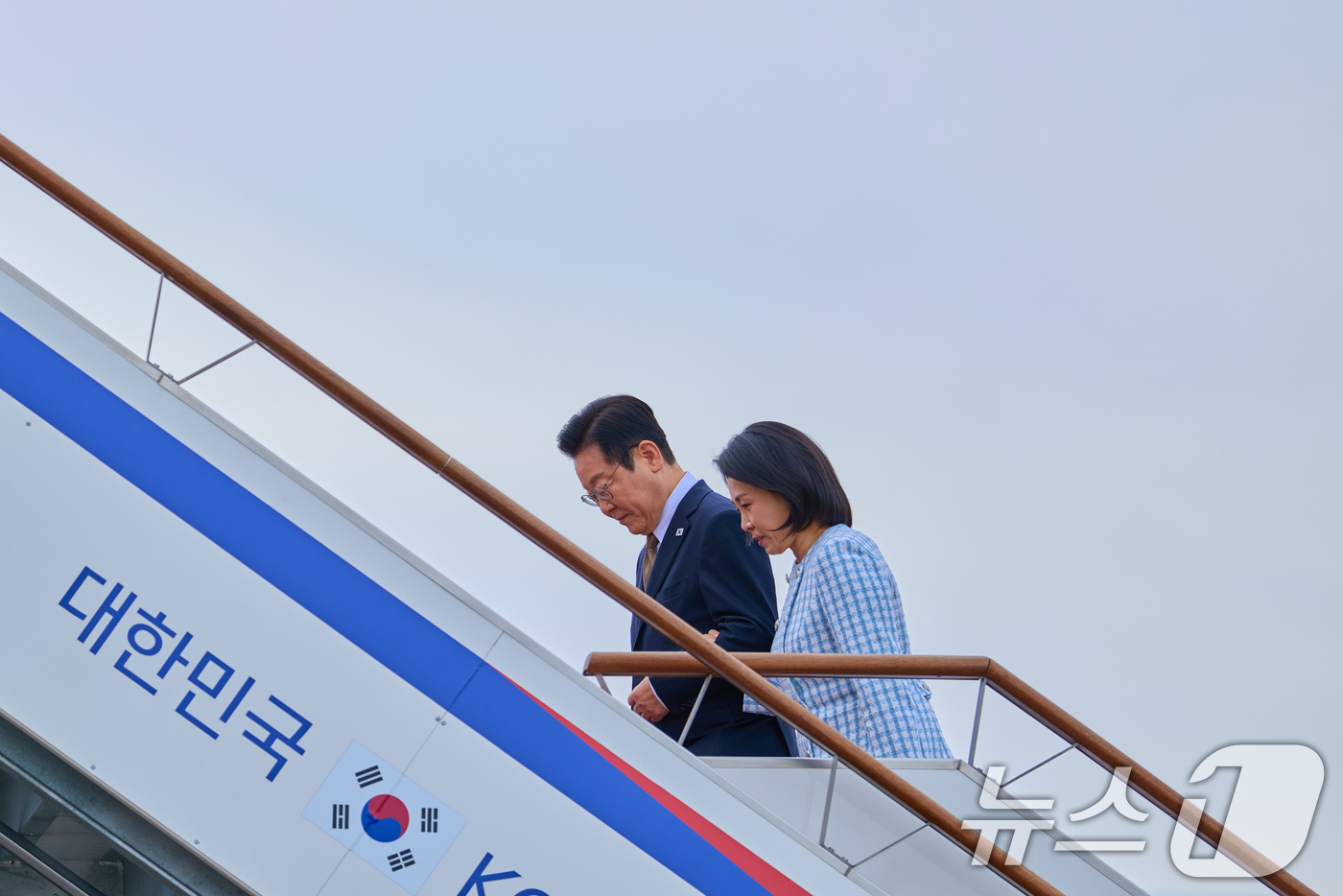 (서울=뉴스1) 허경 기자 = 이재명 대통령과 김혜경 여사가 지난 17일 주요 20개국(G20) 정상회의 참석을 계기로 아프리카와 중동 등 4개국 순방을 위해 경기 성남 서울공항에 …