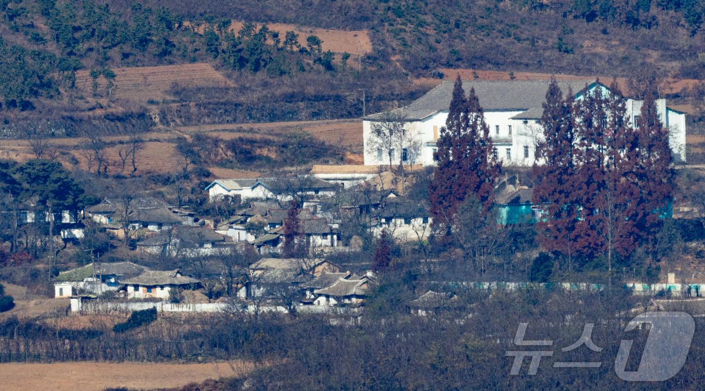 (파주=뉴스1) 이재명 기자 = 이재명 정부가 출범 이후 공식적으로 첫 남북 군사회담을 제안했으나, 북한은 아직 공식적인 답변을 하지 않은 것으로 확인됐다.이경호 국방부 부대변인은 …